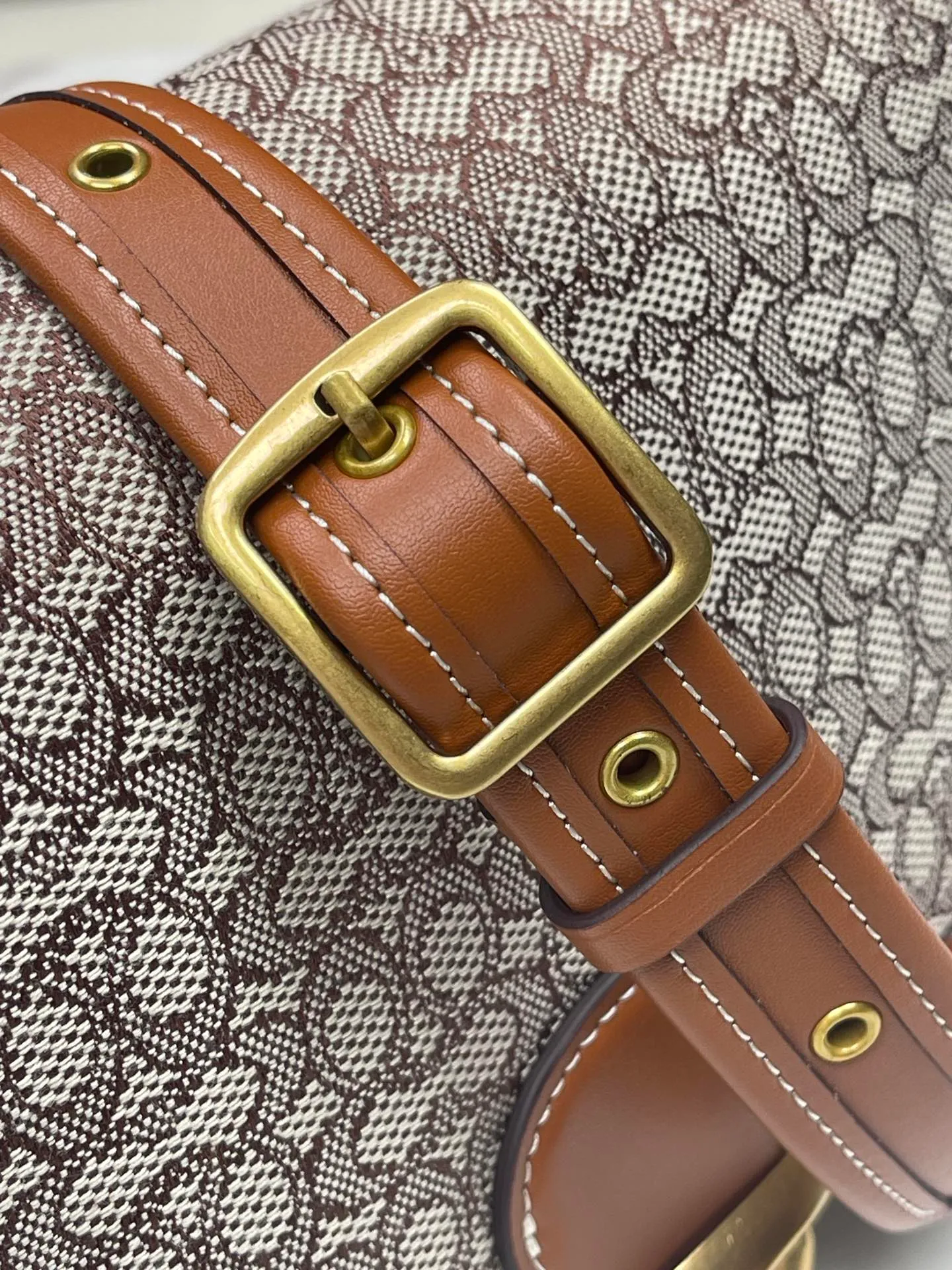 Batch 480💰coach/Coach new model number: CM536 New color at the counter. I love Soft Tabby so much ~ Retro style has always been the current popular style. This model perfectly interprets the French retro romance. The two shoulder straps can be freely detached. The short shoulder strap can be used as an armpit bag or a handbag. It is very suitable for any style. It is soft and light, and the built-in capacity is super sufficient! Jue Juezi, full of gratitude! Versatile classic size: 26*15*8.5 cm,