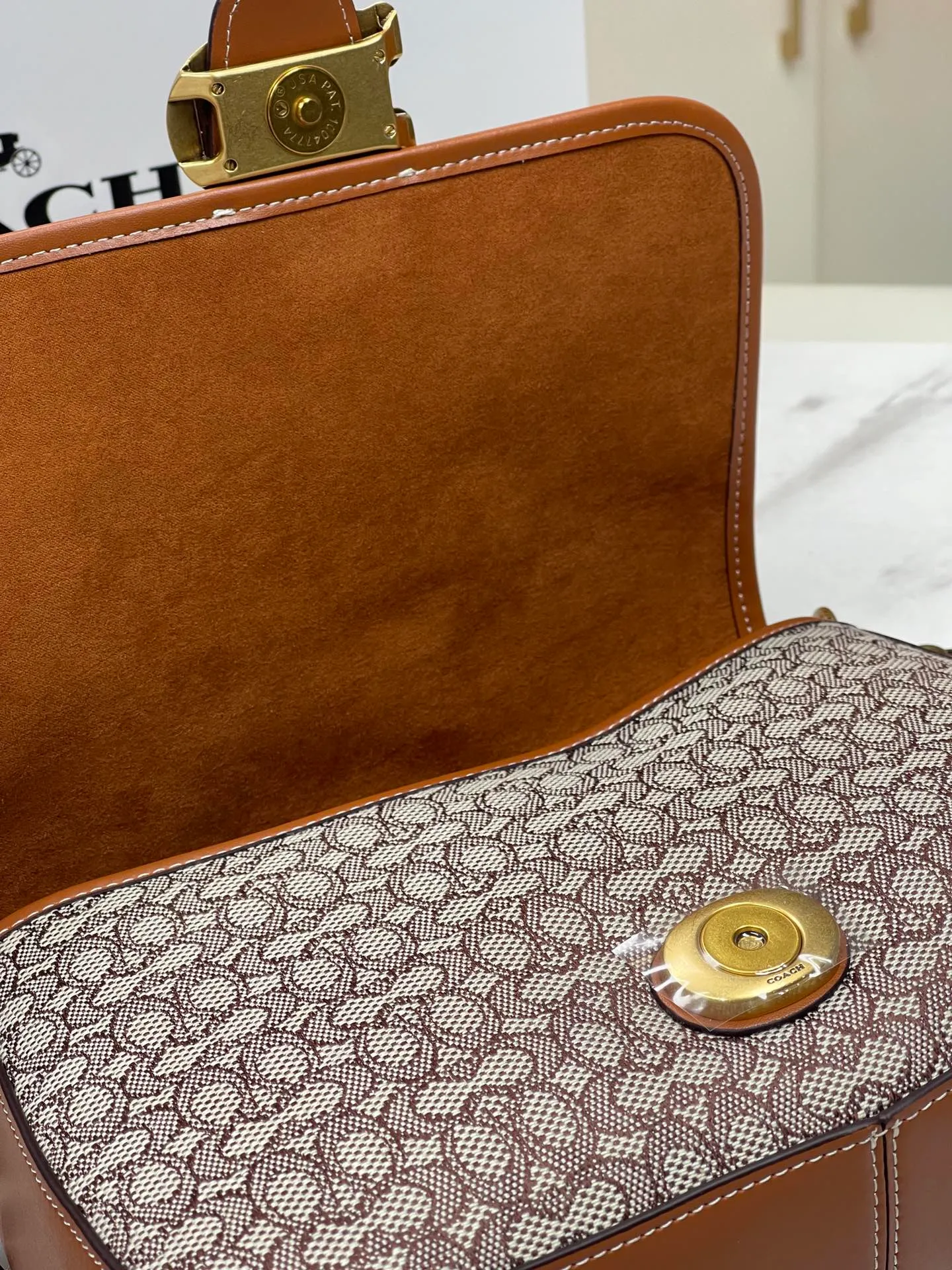Batch 480💰coach/Coach new model number: CM536 New color at the counter. I love Soft Tabby so much ~ Retro style has always been the current popular style. This model perfectly interprets the French retro romance. The two shoulder straps can be freely detached. The short shoulder strap can be used as an armpit bag or a handbag. It is very suitable for any style. It is soft and light, and the built-in capacity is super sufficient! Jue Juezi, full of gratitude! Versatile classic size: 26*15*8.5 cm,
