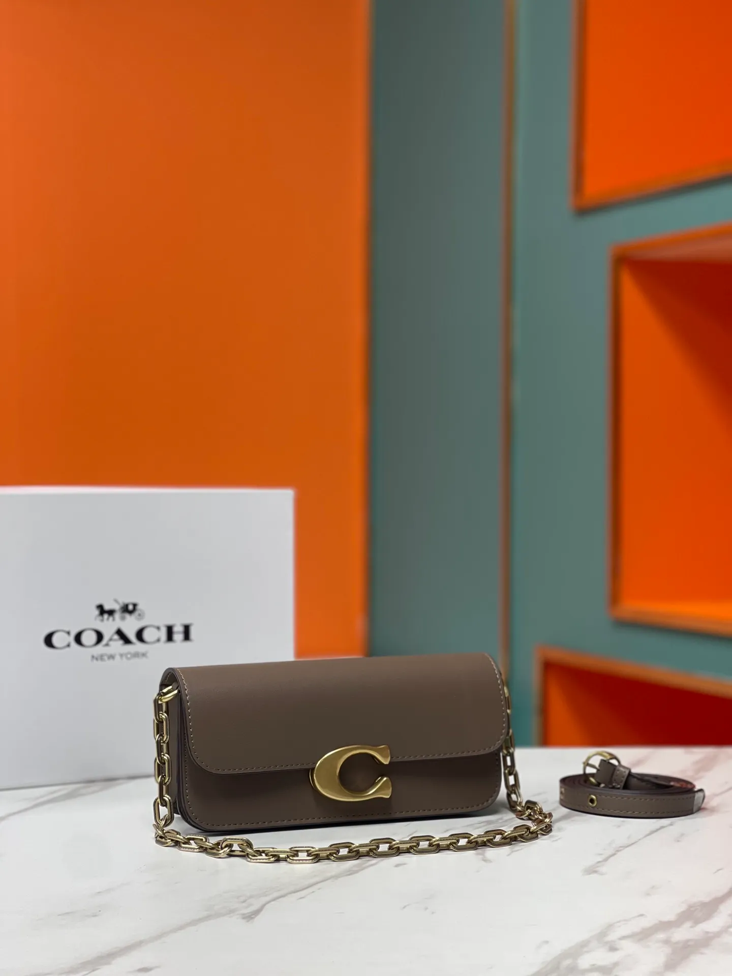 Batch 500💰💃Coach’s latest crossbody bag💐The shoulder strap design has a full score of 100. The leather detachable shoulder strap is also equipped with a retro old chain + leather shoulder strap. The large brand logoC is particularly obvious on the accordion-style sides. The material is lined with nappa sheepskin. The texture is very good! #coachNew #Chain Bag Model CP362. Size 24X10X7