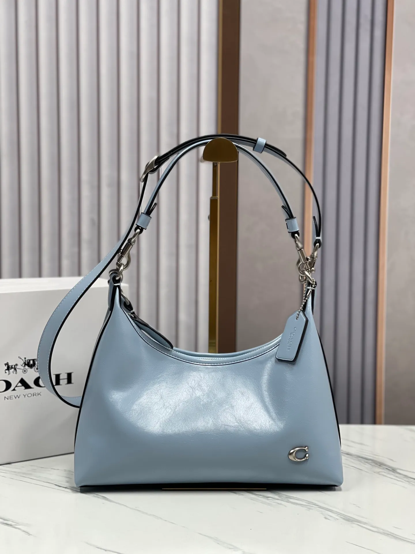 Batch 440💰 new coach model CR652 in April. Juliet Shoulder with waxed leather texture, super simple and elegant style. I love it. It is made of ultra-light material and can be worn cross-body under the arm. The capacity is also very large. You can put an umbrella in it. I like the three colors. Size: 30·22·11.5
