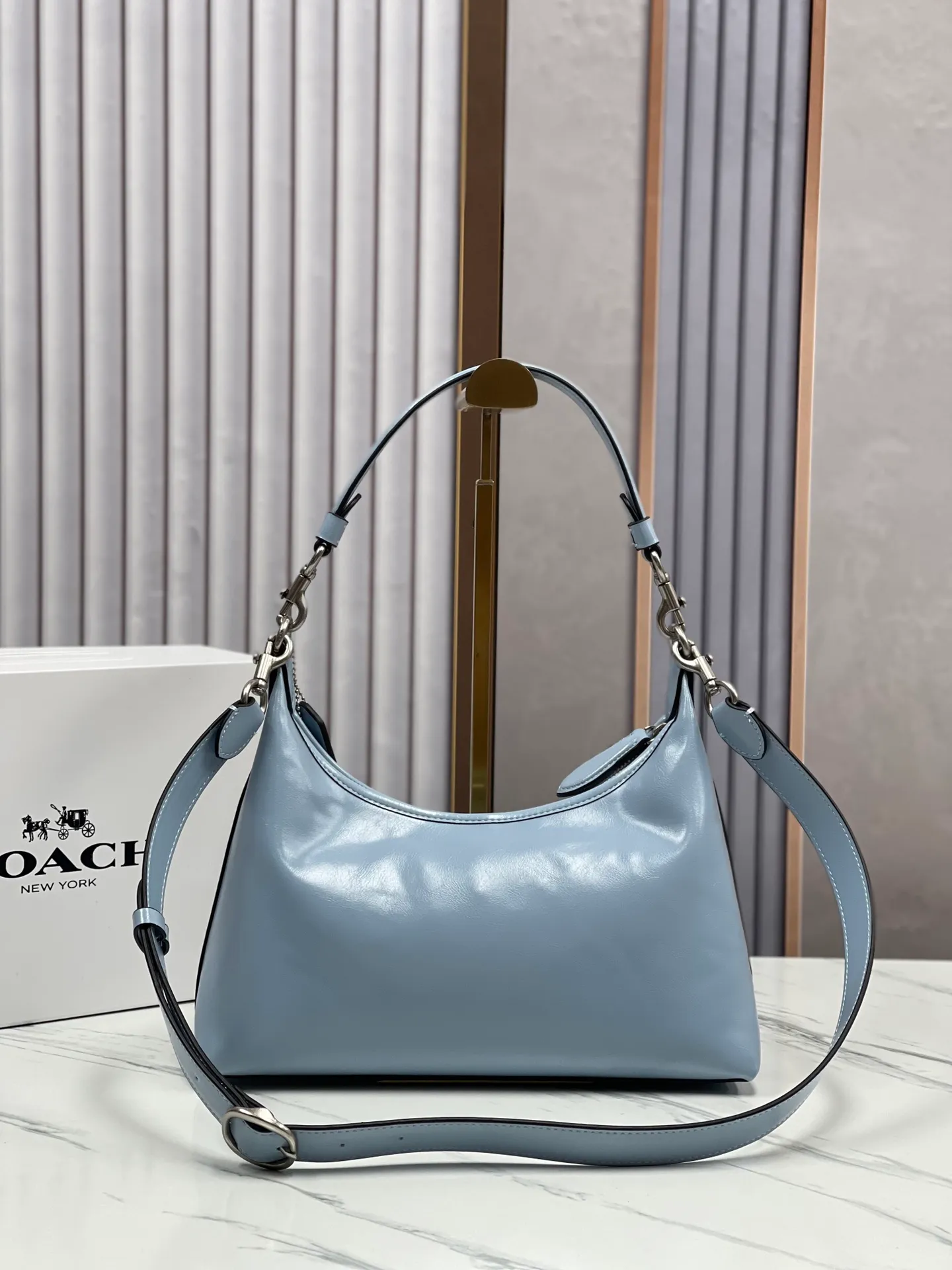 Batch 440💰 new coach model CR652 in April. Juliet Shoulder with waxed leather texture, super simple and elegant style. I love it. It is made of ultra-light material and can be worn cross-body under the arm. The capacity is also very large. You can put an umbrella in it. I like the three colors. Size: 30·22·11.5