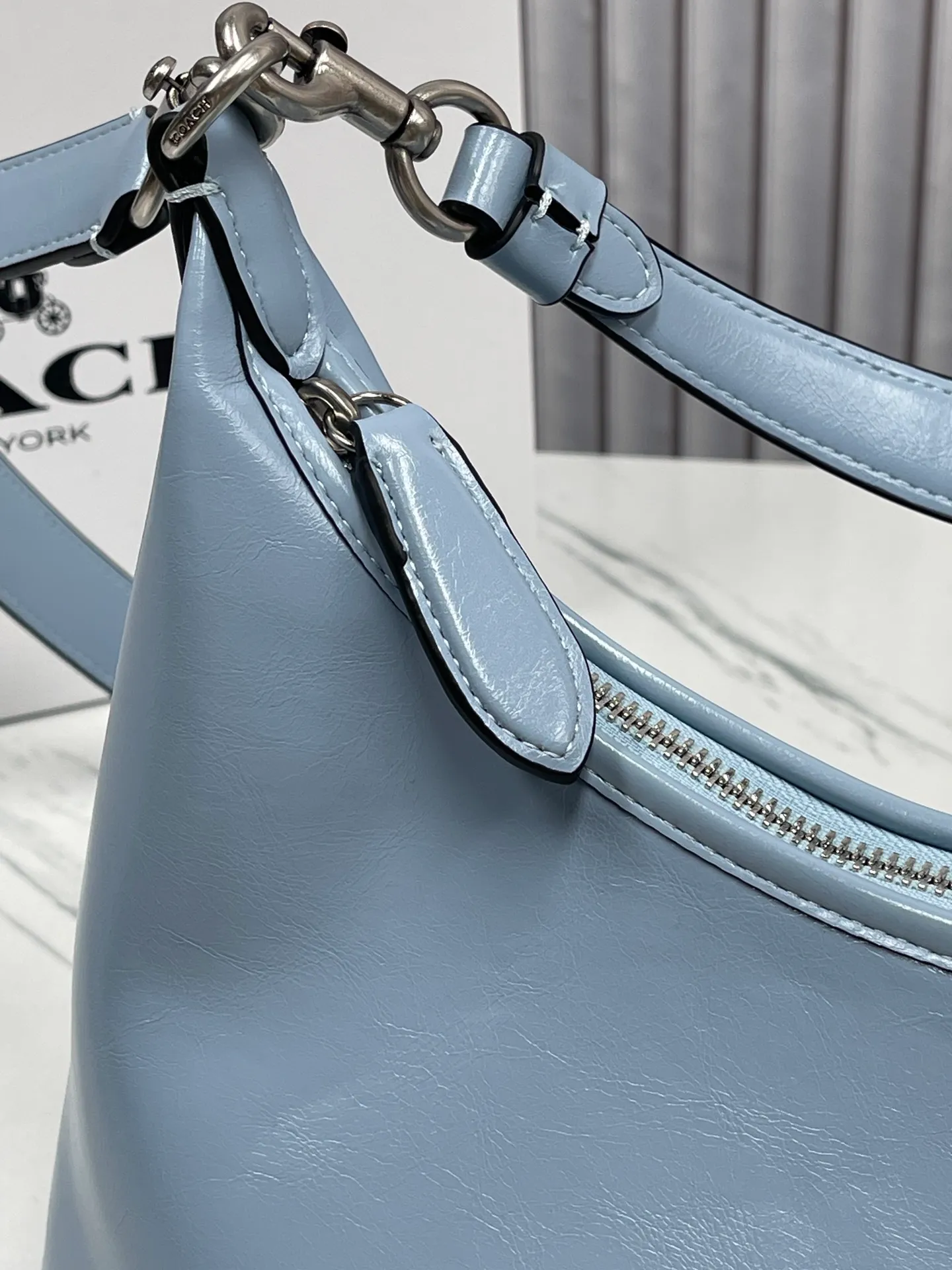 Batch 440💰 new coach model CR652 in April. Juliet Shoulder with waxed leather texture, super simple and elegant style. I love it. It is made of ultra-light material and can be worn cross-body under the arm. The capacity is also very large. You can put an umbrella in it. I like the three colors. Size: 30·22·11.5