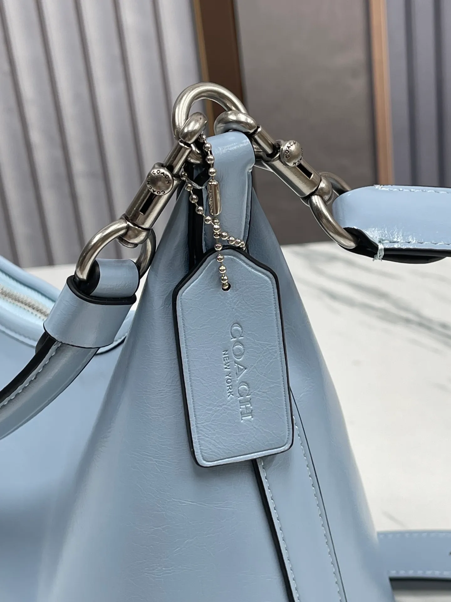 Batch 440💰 new coach model CR652 in April. Juliet Shoulder with waxed leather texture, super simple and elegant style. I love it. It is made of ultra-light material and can be worn cross-body under the arm. The capacity is also very large. You can put an umbrella in it. I like the three colors. Size: 30·22·11.5