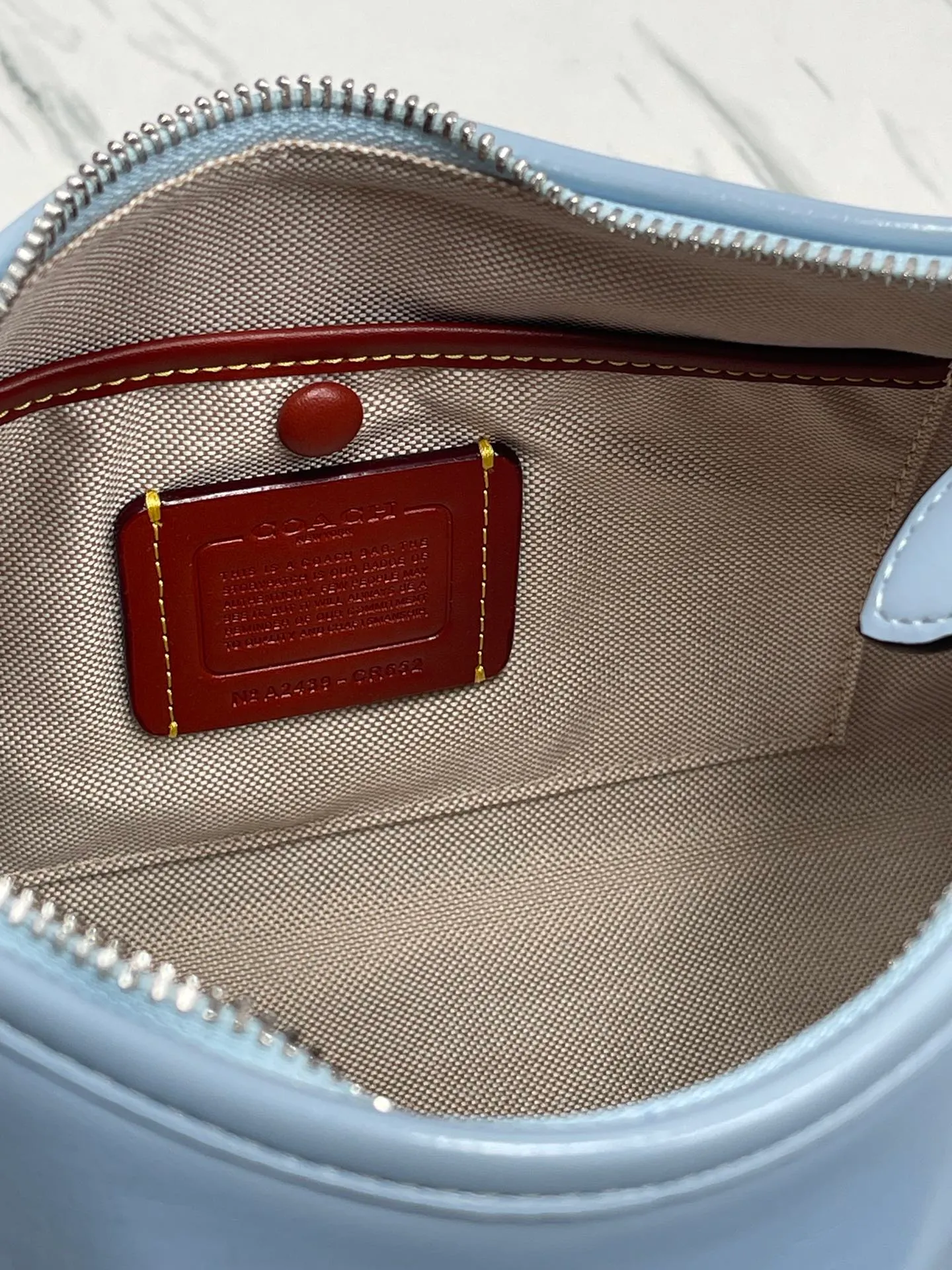 Batch 440💰 new coach model CR652 in April. Juliet Shoulder with waxed leather texture, super simple and elegant style. I love it. It is made of ultra-light material and can be worn cross-body under the arm. The capacity is also very large. You can put an umbrella in it. I like the three colors. Size: 30·22·11.5