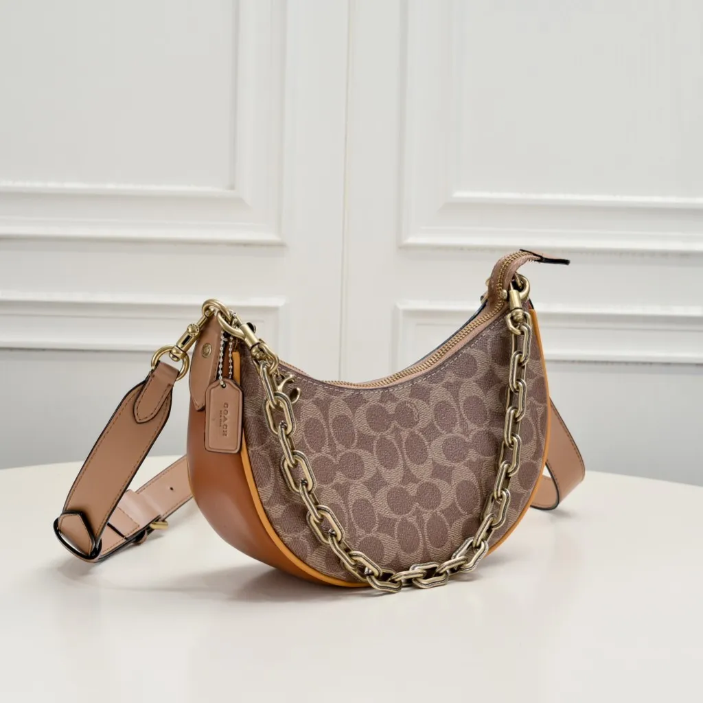 CM582 Kou's new mira crescent bag has a proper temperament on the upper body. It uses a retro brushed brass chain ~ full of texture. The two shoulder straps can be worn cross-body under the arm. You can switch between the two styles at will. Size:23.5*16*6.5cm