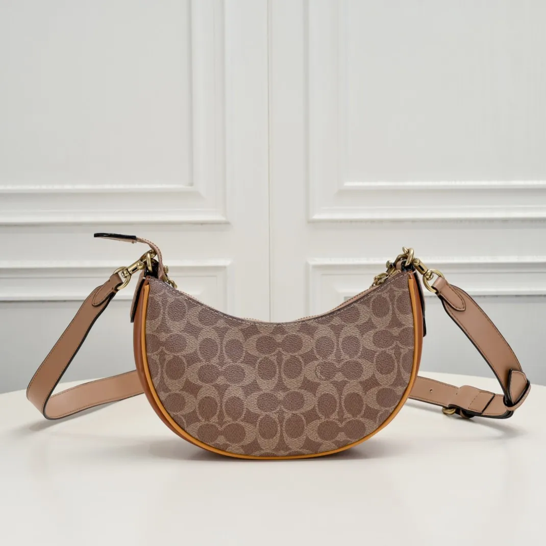 CM582 Kou's new mira crescent bag has a proper temperament on the upper body. It uses a retro brushed brass chain ~ full of texture. The two shoulder straps can be worn cross-body under the arm. You can switch between the two styles at will. Size:23.5*16*6.5cm