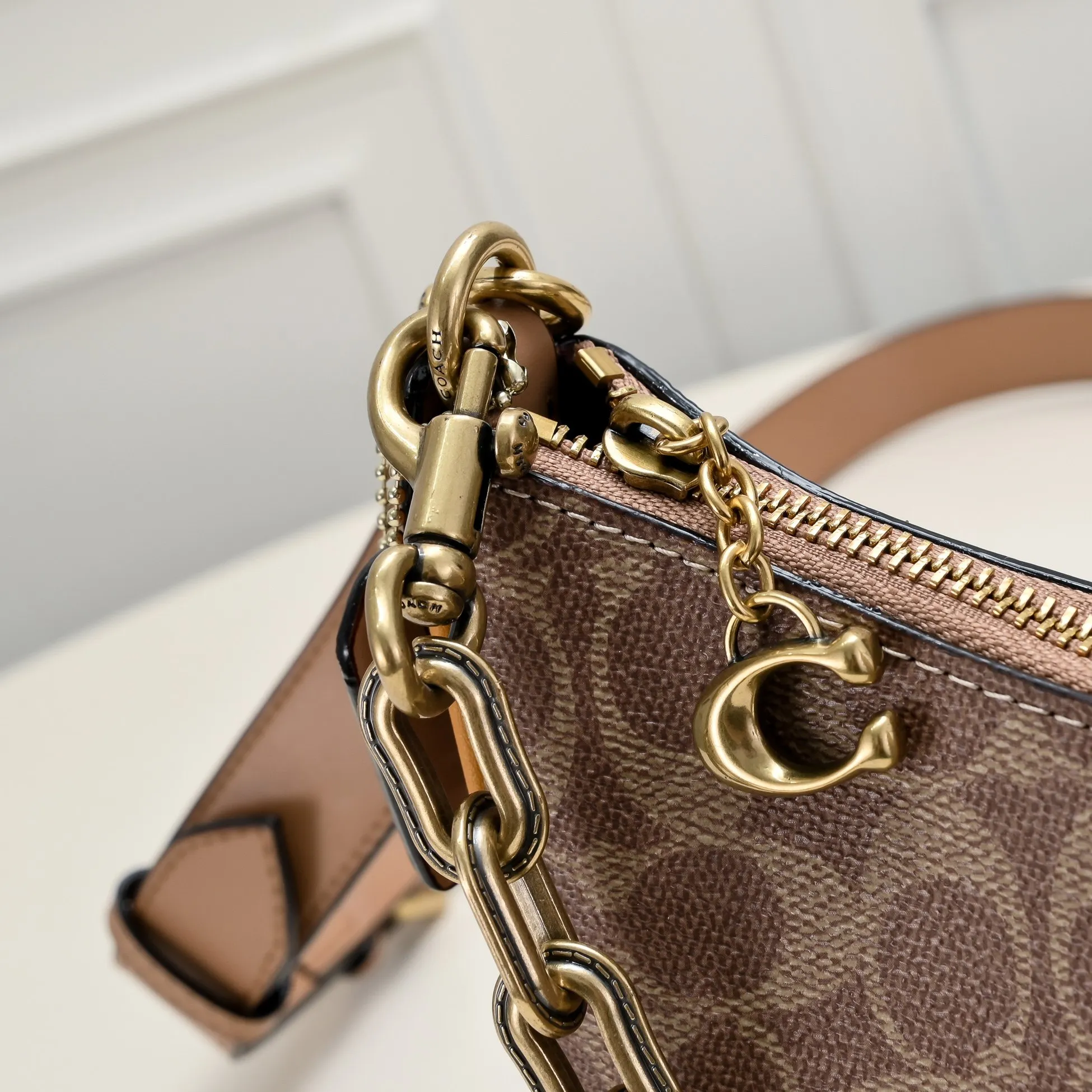 CM582 Kou's new mira crescent bag has a proper temperament on the upper body. It uses a retro brushed brass chain ~ full of texture. The two shoulder straps can be worn cross-body under the arm. You can switch between the two styles at will. Size:23.5*16*6.5cm