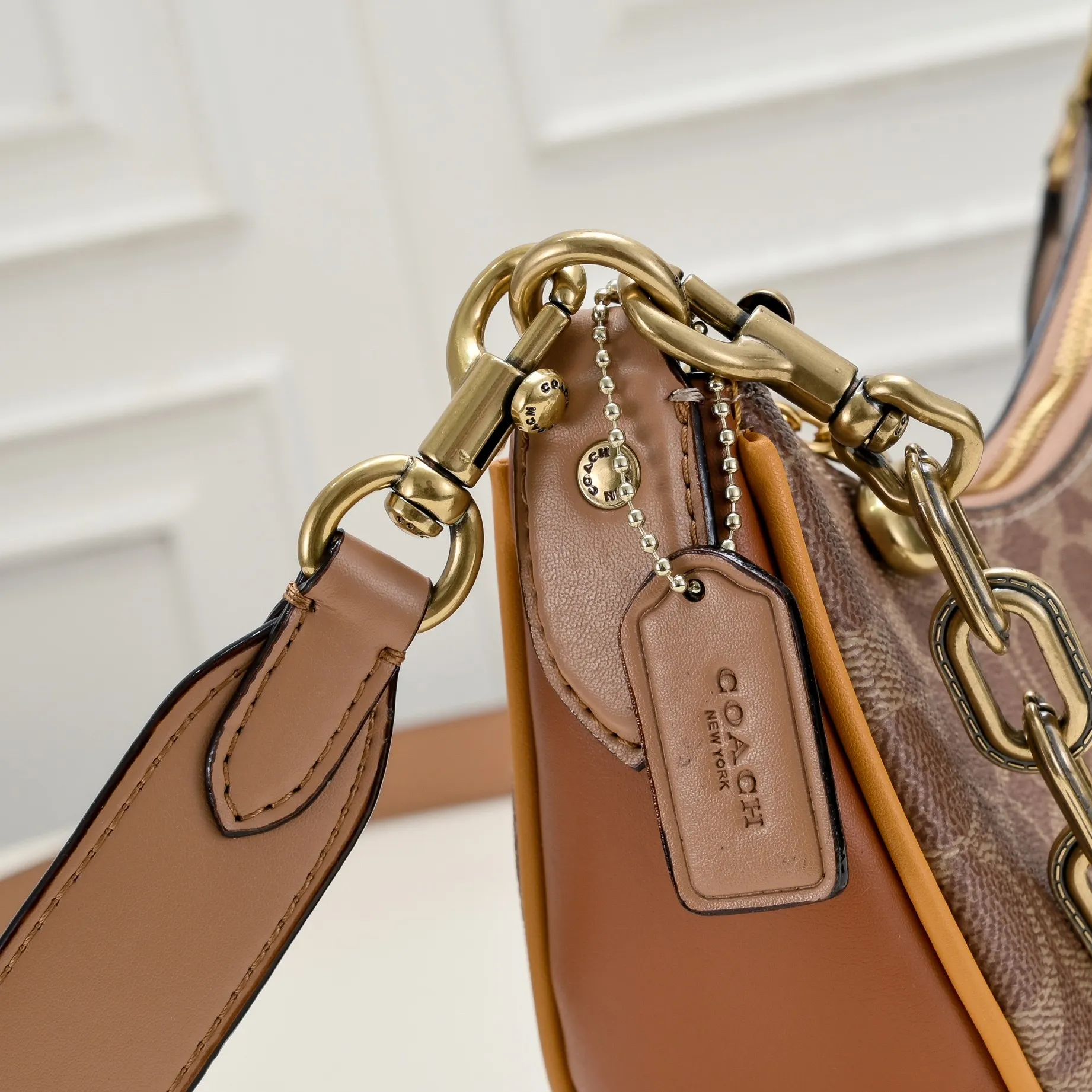 CM582 Kou's new mira crescent bag has a proper temperament on the upper body. It uses a retro brushed brass chain ~ full of texture. The two shoulder straps can be worn cross-body under the arm. You can switch between the two styles at will. Size:23.5*16*6.5cm