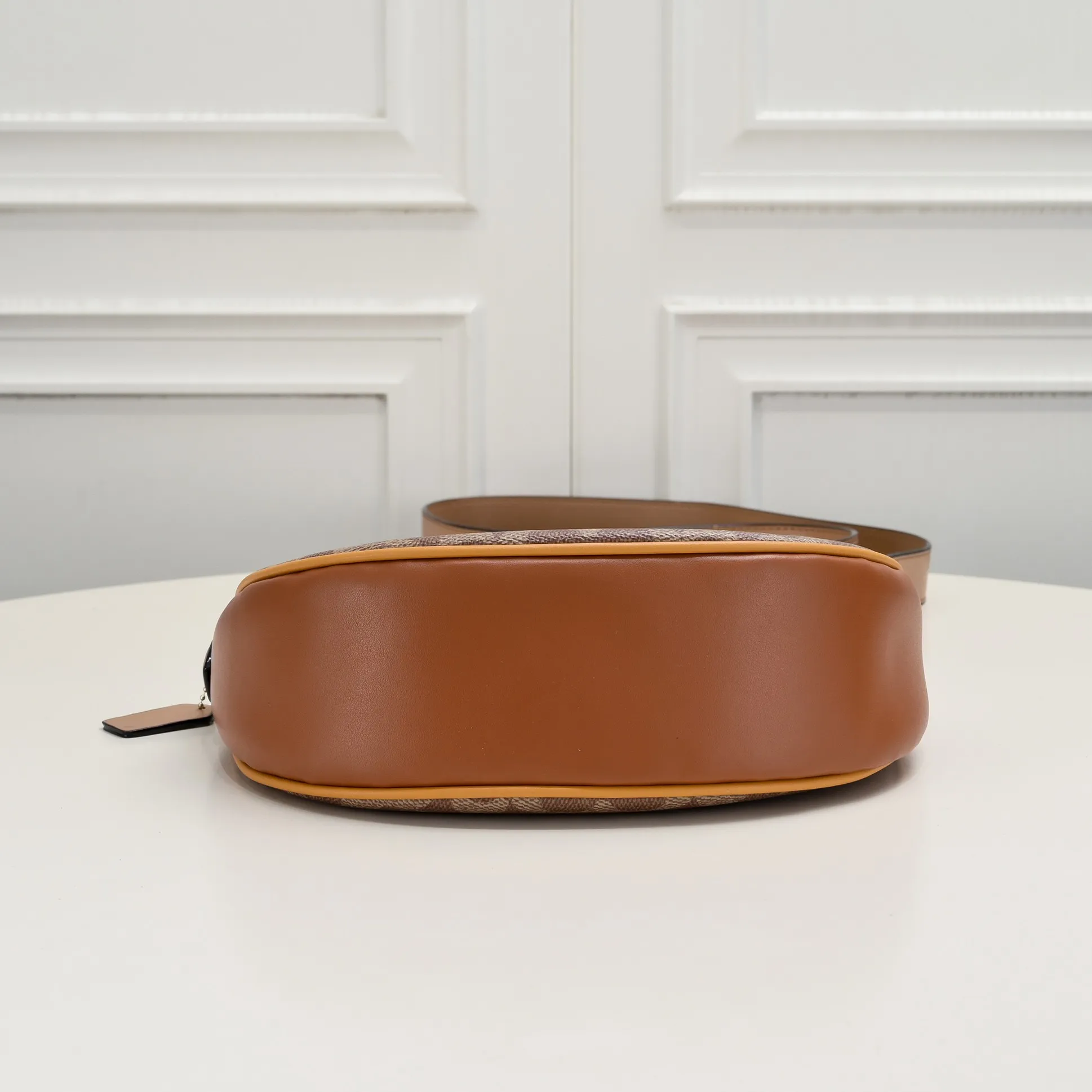 CM582 Kou's new mira crescent bag has a proper temperament on the upper body. It uses a retro brushed brass chain ~ full of texture. The two shoulder straps can be worn cross-body under the arm. You can switch between the two styles at will. Size:23.5*16*6.5cm