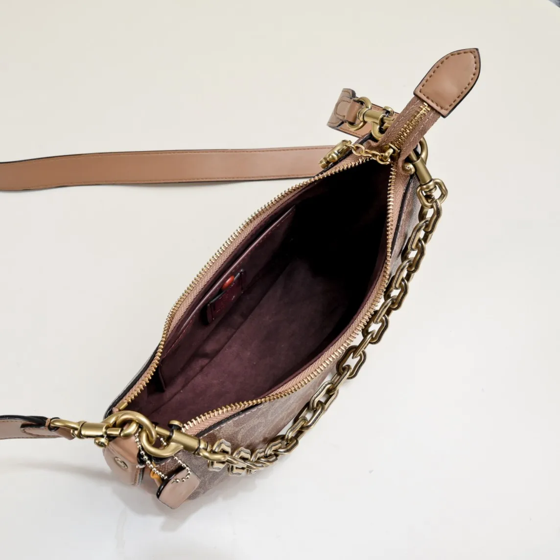 CM582 Kou's new mira crescent bag has a proper temperament on the upper body. It uses a retro brushed brass chain ~ full of texture. The two shoulder straps can be worn cross-body under the arm. You can switch between the two styles at will. Size:23.5*16*6.5cm