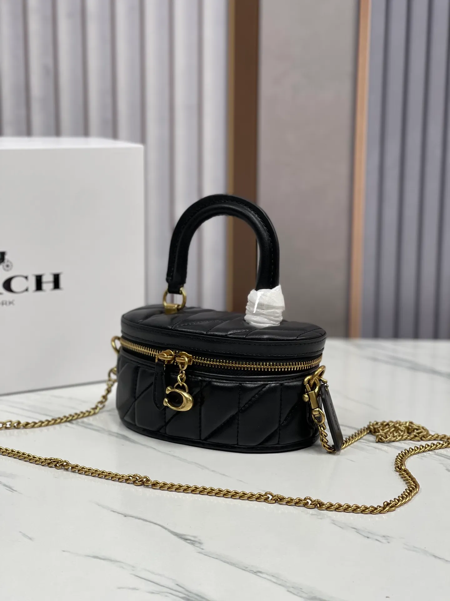 P400🐶Coach new box bag version 2.0. New cosmetic bag/chain shoulder crossbody bag💕Model CT876/CT877. Designers who listened to the advice, want a box bag that can hold mobile phones, here comes the new model in June that can accommodate pro-sized mobile phone lipstick air cushion powder, not to mention 💕size 17CM