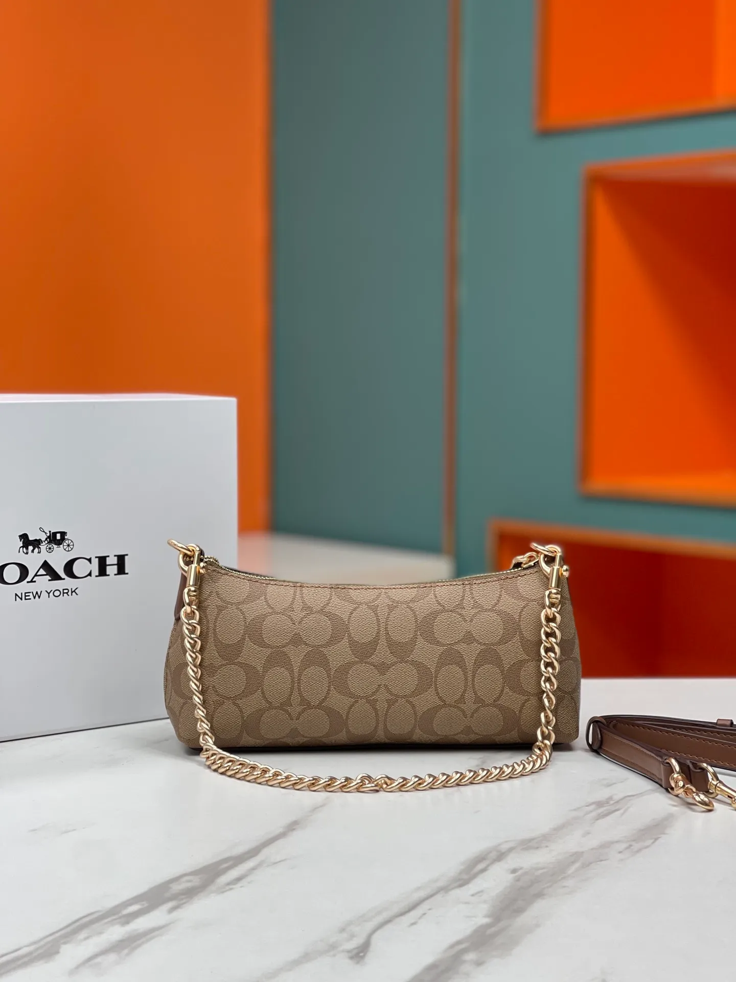 Top original order, batch 380💰COACH/Coach’s new Charlotte series CL405 CL406 CL407 CL656 New product, incomparably beautiful armpit baguette bag! Short chain shoulder strap! Long leather shoulder strap! Suitable for different occasions, different styles and different combinations! The shape of the paper boat is simple and matched with a metal chain. Super beautiful. Size 26/12/7