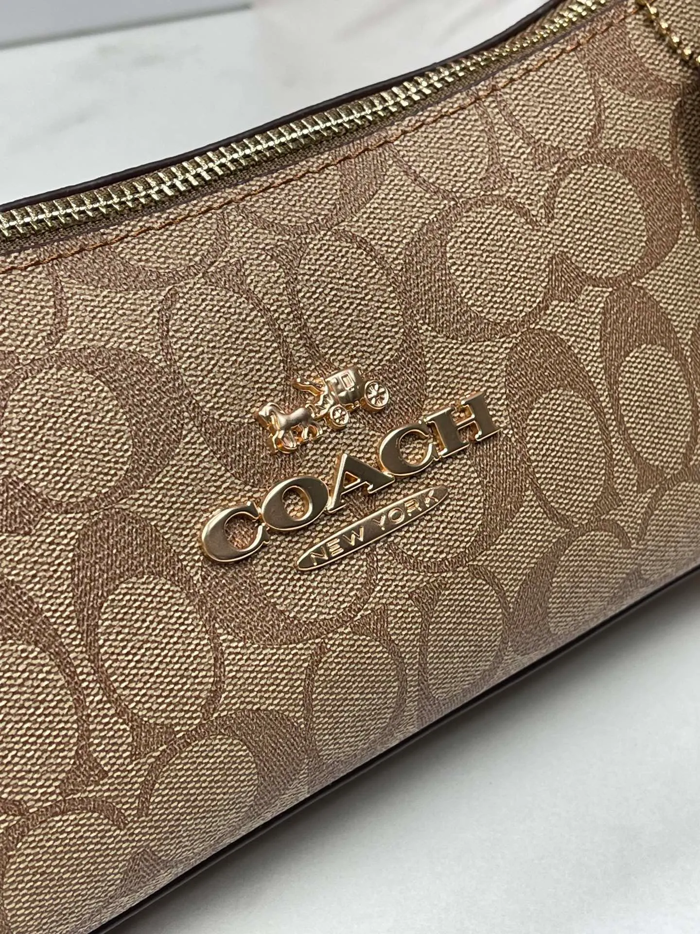 Top original order, batch 380💰COACH/Coach’s new Charlotte series CL405 CL406 CL407 CL656 New product, incomparably beautiful armpit baguette bag! Short chain shoulder strap! Long leather shoulder strap! Suitable for different occasions, different styles and different combinations! The shape of the paper boat is simple and matched with a metal chain. Super beautiful. Size 26/12/7
