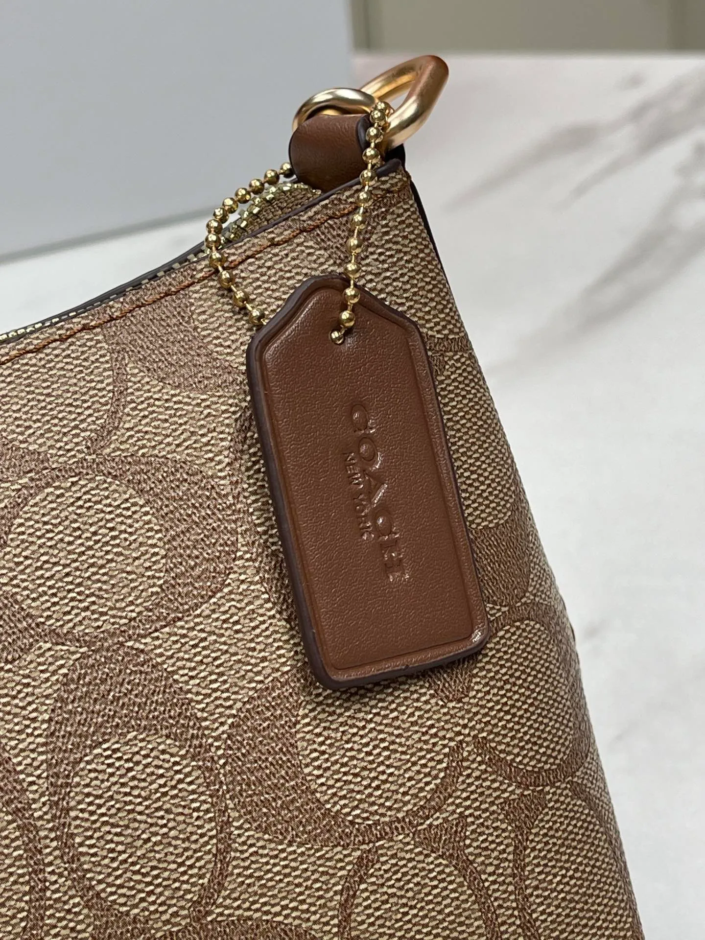 Top original order, batch 380💰COACH/Coach’s new Charlotte series CL405 CL406 CL407 CL656 New product, incomparably beautiful armpit baguette bag! Short chain shoulder strap! Long leather shoulder strap! Suitable for different occasions, different styles and different combinations! The shape of the paper boat is simple and matched with a metal chain. Super beautiful. Size 26/12/7