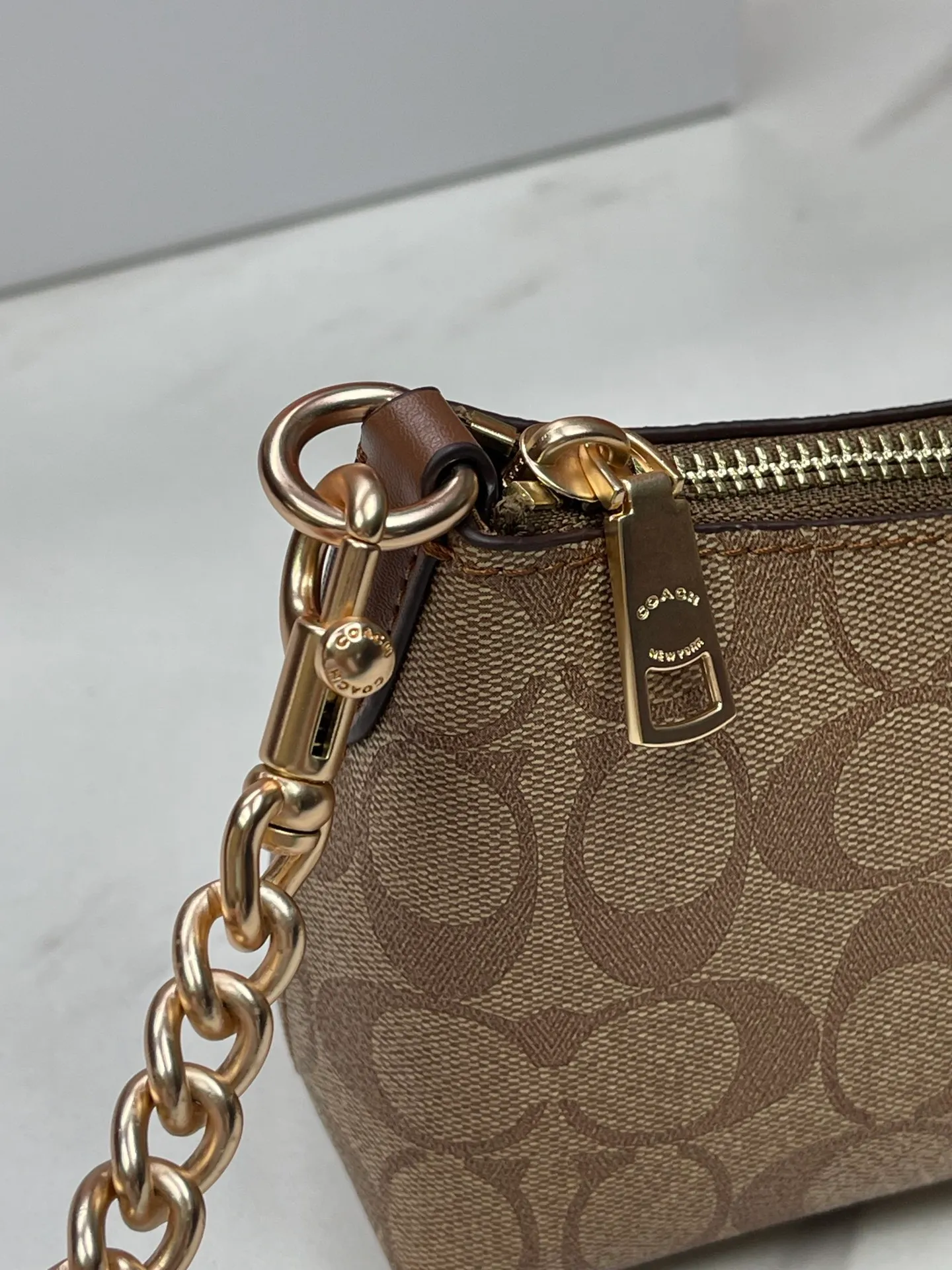 Top original order, batch 380💰COACH/Coach’s new Charlotte series CL405 CL406 CL407 CL656 New product, incomparably beautiful armpit baguette bag! Short chain shoulder strap! Long leather shoulder strap! Suitable for different occasions, different styles and different combinations! The shape of the paper boat is simple and matched with a metal chain. Super beautiful. Size 26/12/7
