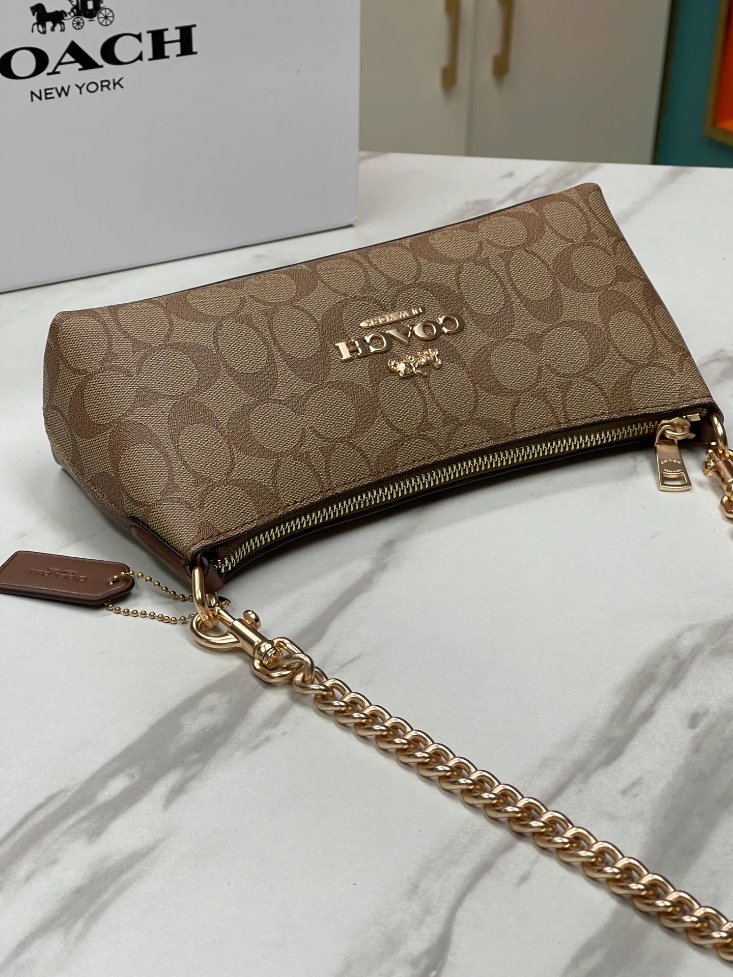 Top original order, batch 380💰COACH/Coach’s new Charlotte series CL405 CL406 CL407 CL656 New product, incomparably beautiful armpit baguette bag! Short chain shoulder strap! Long leather shoulder strap! Suitable for different occasions, different styles and different combinations! The shape of the paper boat is simple and matched with a metal chain. Super beautiful. Size 26/12/7