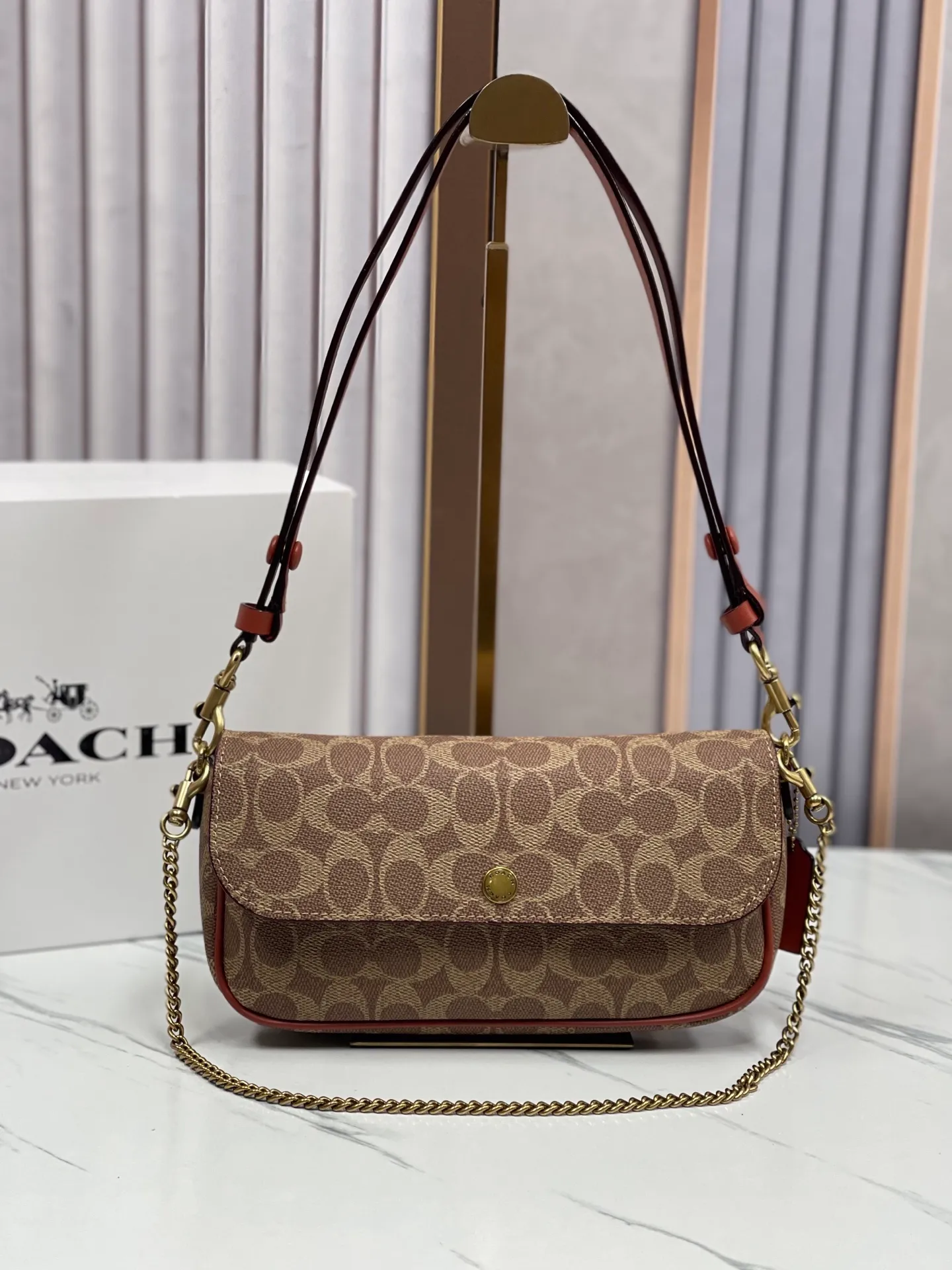 Batch 380¥💰Coach/Coach new model, CAN90 CAN91 CAN92 Brook Chain bag is a lightweight and attractive baguette bag. It is a practical small bag with clamshell design and strong privacy. There is also a large zipper layer in the bag. Metal chain and leather, with two shoulder straps, it is very convenient. The four colors are all attractive. Size 23-12-4,