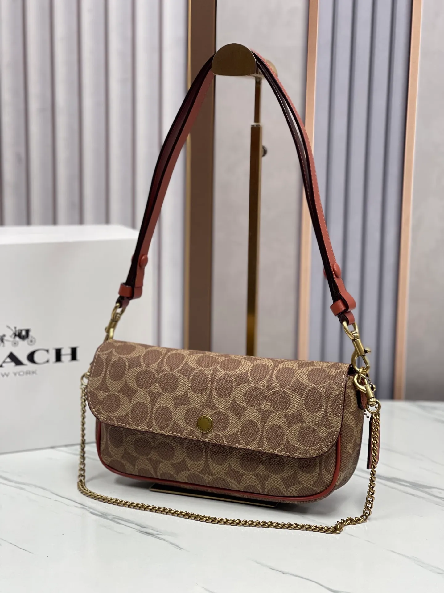 Batch 380¥💰Coach/Coach new model, CAN90 CAN91 CAN92 Brook Chain bag is a lightweight and attractive baguette bag. It is a practical small bag with clamshell design and strong privacy. There is also a large zipper layer in the bag. Metal chain and leather, with two shoulder straps, it is very convenient. The four colors are all attractive. Size 23-12-4,