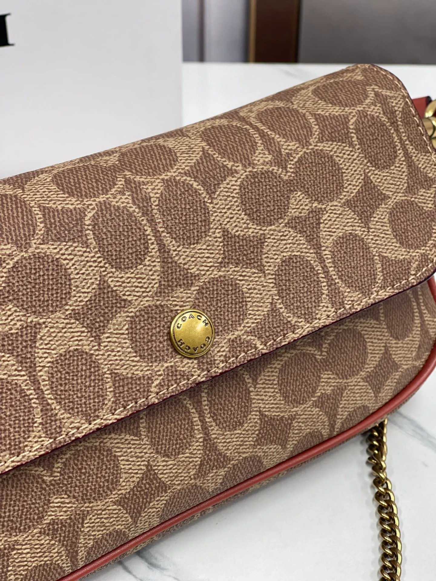 Batch 380¥💰Coach/Coach new model, CAN90 CAN91 CAN92 Brook Chain bag is a lightweight and attractive baguette bag. It is a practical small bag with clamshell design and strong privacy. There is also a large zipper layer in the bag. Metal chain and leather, with two shoulder straps, it is very convenient. The four colors are all attractive. Size 23-12-4,