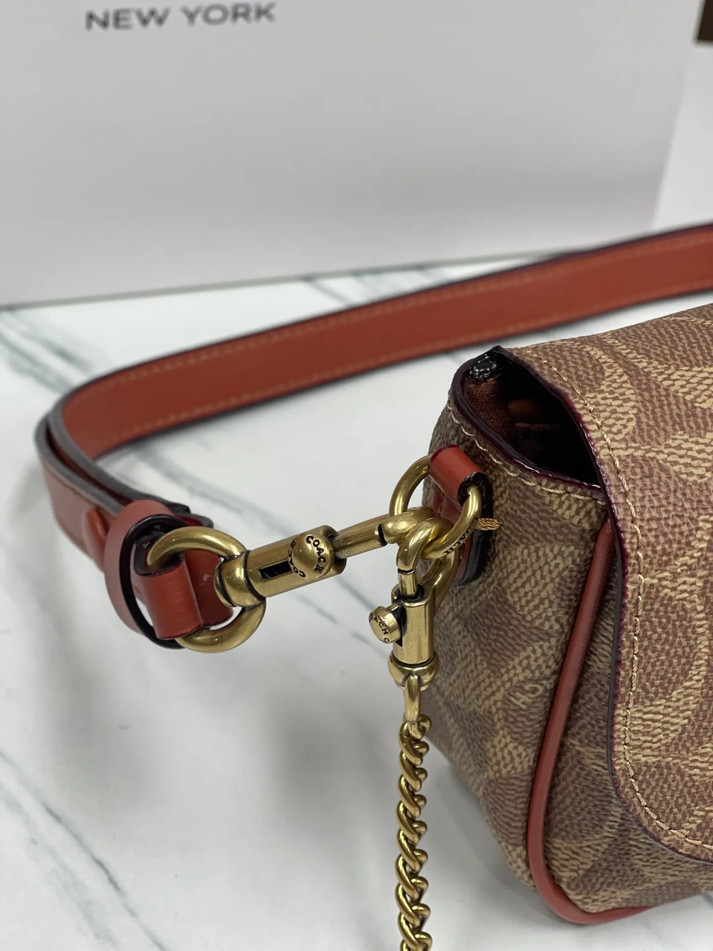 Batch 380¥💰Coach/Coach new model, CAN90 CAN91 CAN92 Brook Chain bag is a lightweight and attractive baguette bag. It is a practical small bag with clamshell design and strong privacy. There is also a large zipper layer in the bag. Metal chain and leather, with two shoulder straps, it is very convenient. The four colors are all attractive. Size 23-12-4,