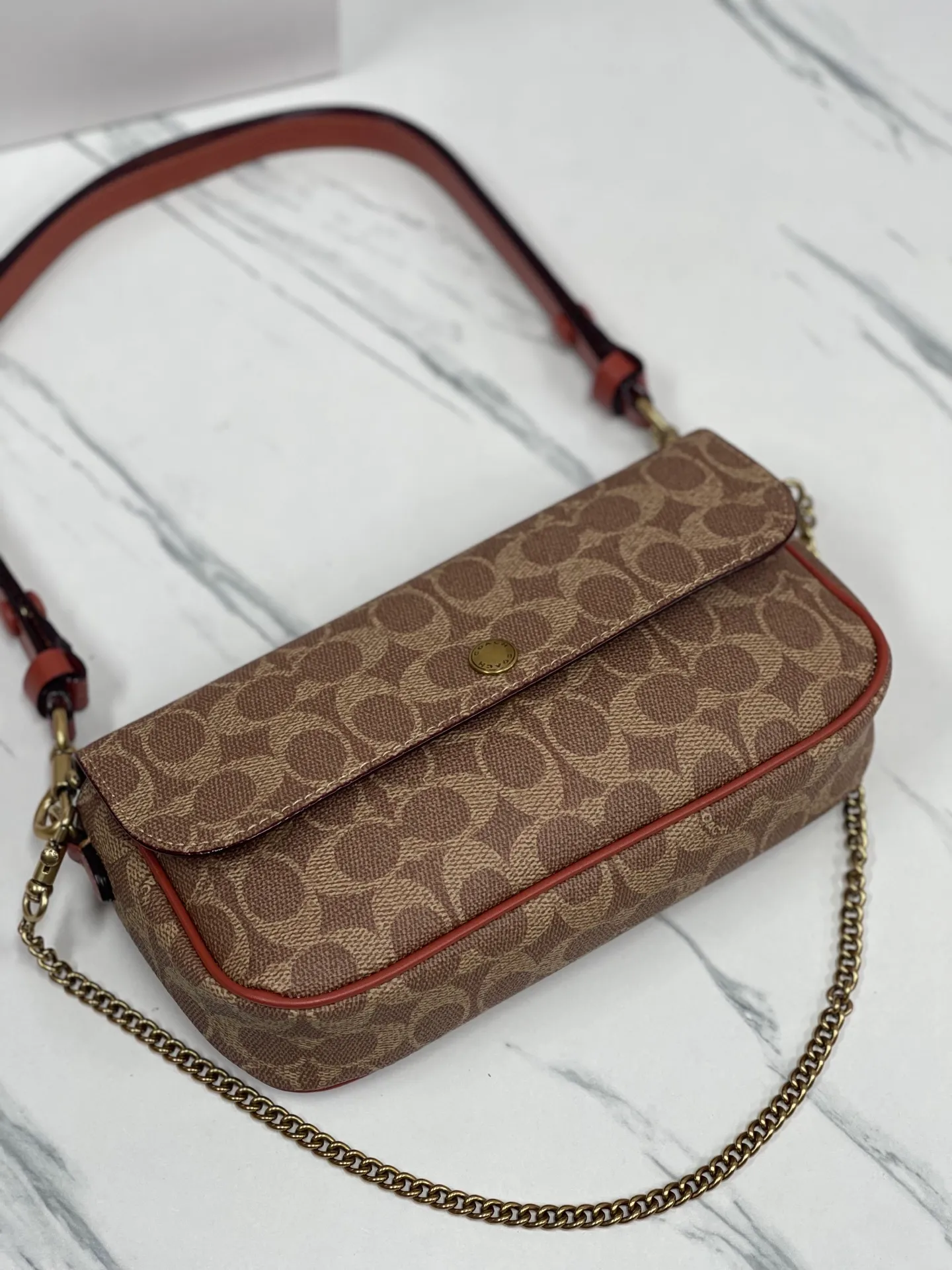 Batch 380¥💰Coach/Coach new model, CAN90 CAN91 CAN92 Brook Chain bag is a lightweight and attractive baguette bag. It is a practical small bag with clamshell design and strong privacy. There is also a large zipper layer in the bag. Metal chain and leather, with two shoulder straps, it is very convenient. The four colors are all attractive. Size 23-12-4,