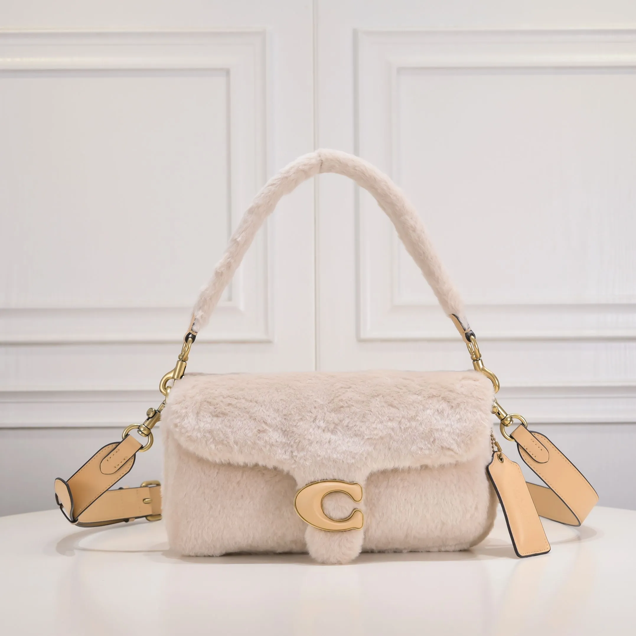 [New Product] Coach Women's Furry PILLOW TABBY No. 26 Shoulder Bag CC445 The furry tabby is exquisite and luxurious, making you feel special and warm this winter. It feels comfortable and warm to the touch. Can be worn under the arm or across the body! Size:26*15*8cm