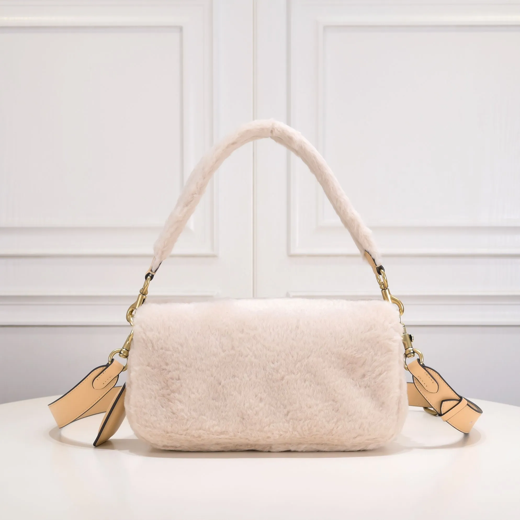 [New Product] Coach Women's Furry PILLOW TABBY No. 26 Shoulder Bag CC445 The furry tabby is exquisite and luxurious, making you feel special and warm this winter. It feels comfortable and warm to the touch. Can be worn under the arm or across the body! Size:26*15*8cm