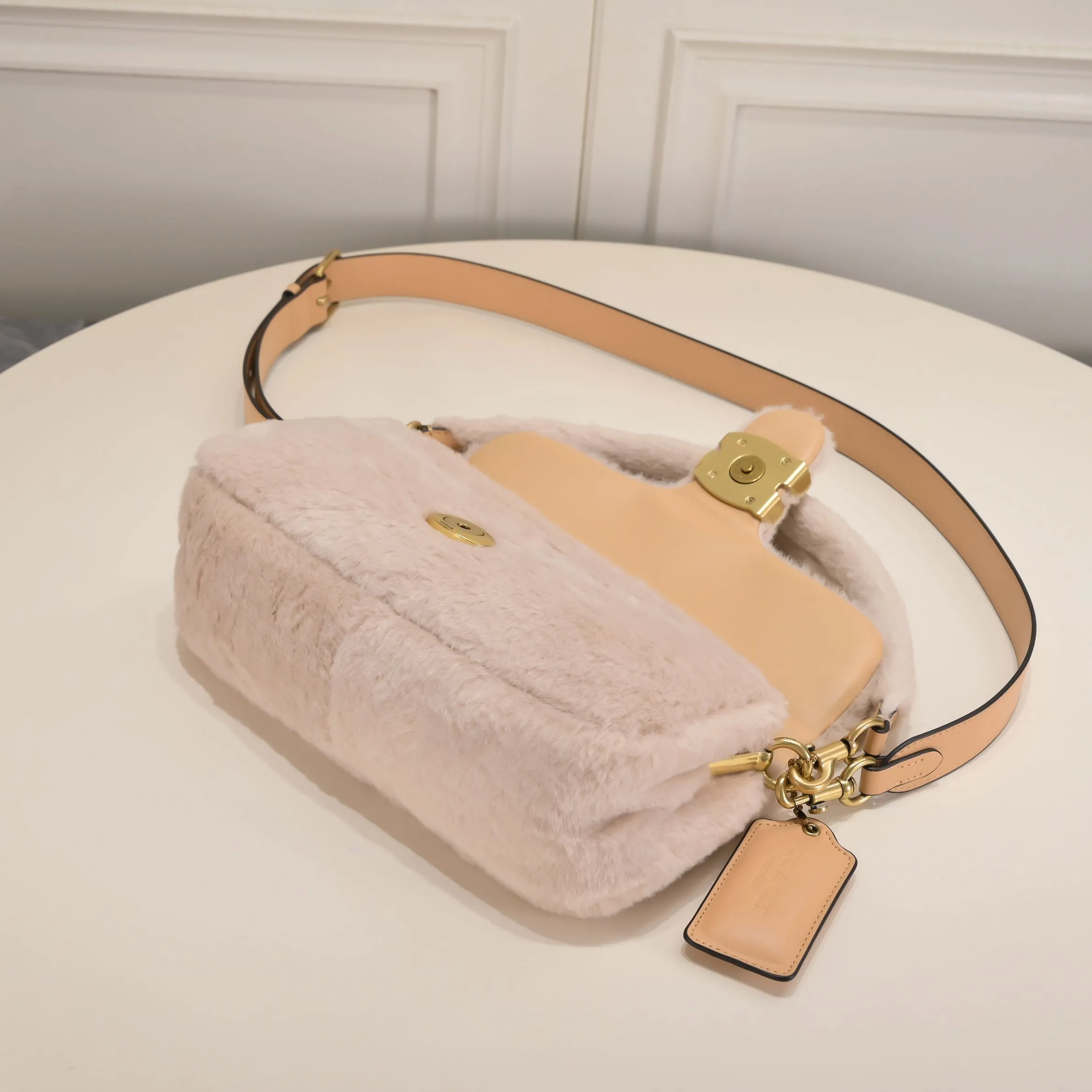 [New Product] Coach Women's Furry PILLOW TABBY No. 26 Shoulder Bag CC445 The furry tabby is exquisite and luxurious, making you feel special and warm this winter. It feels comfortable and warm to the touch. Can be worn under the arm or across the body! Size:26*15*8cm