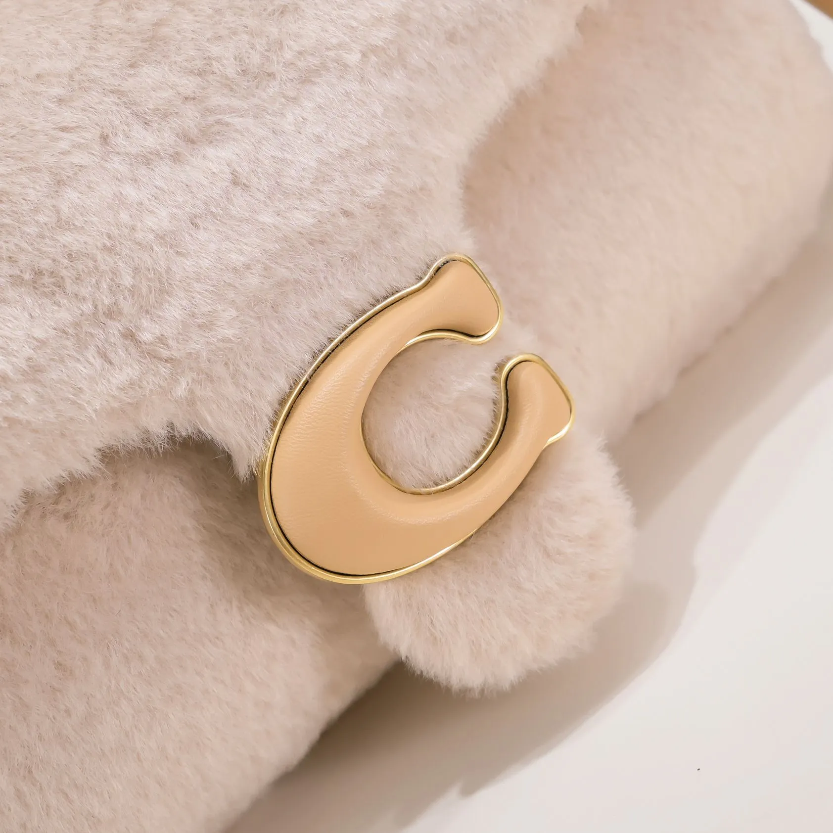 [New Product] Coach Women's Furry PILLOW TABBY No. 26 Shoulder Bag CC445 The furry tabby is exquisite and luxurious, making you feel special and warm this winter. It feels comfortable and warm to the touch. Can be worn under the arm or across the body! Size:26*15*8cm