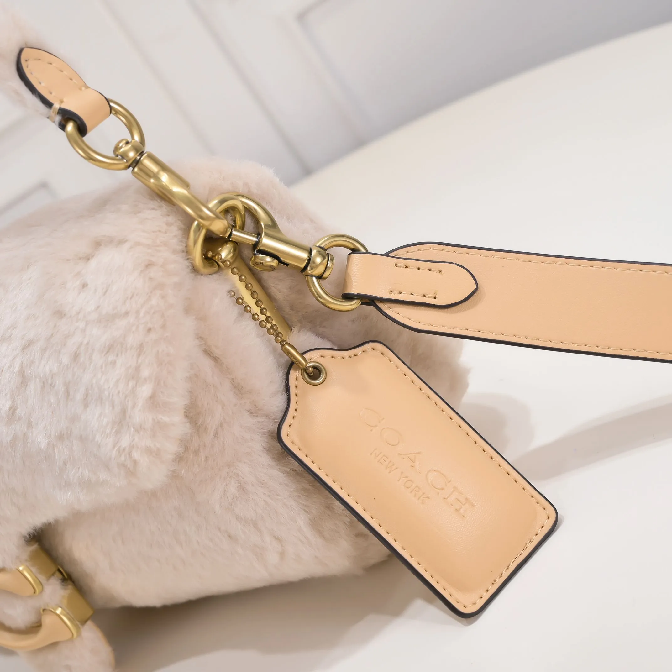 [New Product] Coach Women's Furry PILLOW TABBY No. 26 Shoulder Bag CC445 The furry tabby is exquisite and luxurious, making you feel special and warm this winter. It feels comfortable and warm to the touch. Can be worn under the arm or across the body! Size:26*15*8cm