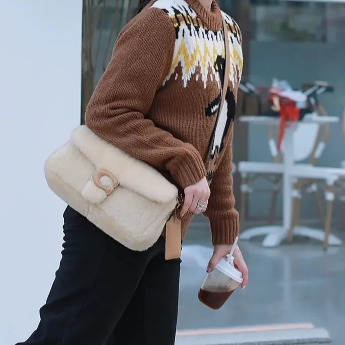 [New Product] Coach Women's Furry PILLOW TABBY No. 26 Shoulder Bag CC445 The furry tabby is exquisite and luxurious, making you feel special and warm this winter. It feels comfortable and warm to the touch. Can be worn under the arm or across the body! Size:26*15*8cm