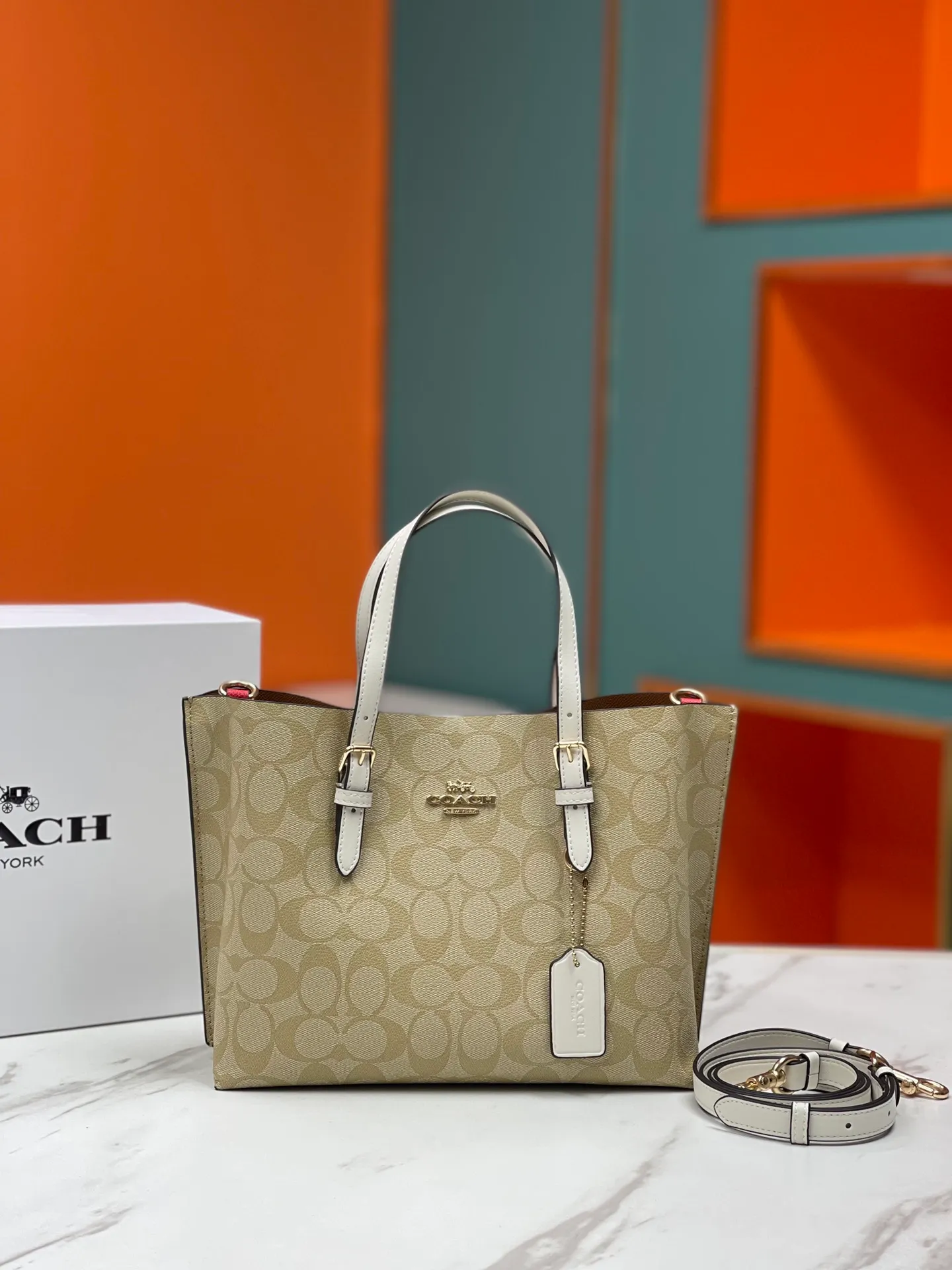 Top original order batch 400💰coach/Coach new model number: C4084 new [Mollie Tote 25] small size tote. But there is no shortage of compartments. The material is classic and durable. There are many ways to match it. It can be carried by hand, on the shoulder, or cross-body. Another popular style. Little sisters, get it now! New colors are being unlocked ~ Size: 25*19*11,