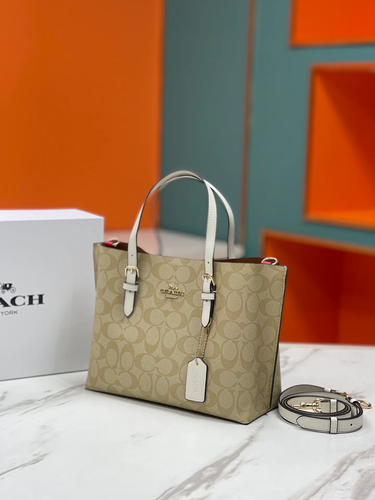 Top original order batch 400💰coach/Coach new model number: C4084 new [Mollie Tote 25] small size tote. But there is no shortage of compartments. The material is classic and durable. There are many ways to match it. It can be carried by hand, on the shoulder, or cross-body. Another popular style. Little sisters, get it now! New colors are being unlocked ~ Size: 25*19*11,