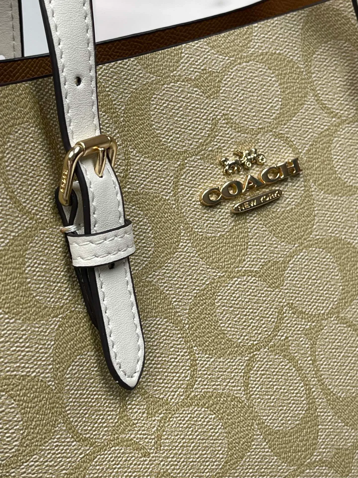 Top original order batch 400💰coach/Coach new model number: C4084 new [Mollie Tote 25] small size tote. But there is no shortage of compartments. The material is classic and durable. There are many ways to match it. It can be carried by hand, on the shoulder, or cross-body. Another popular style. Little sisters, get it now! New colors are being unlocked ~ Size: 25*19*11,