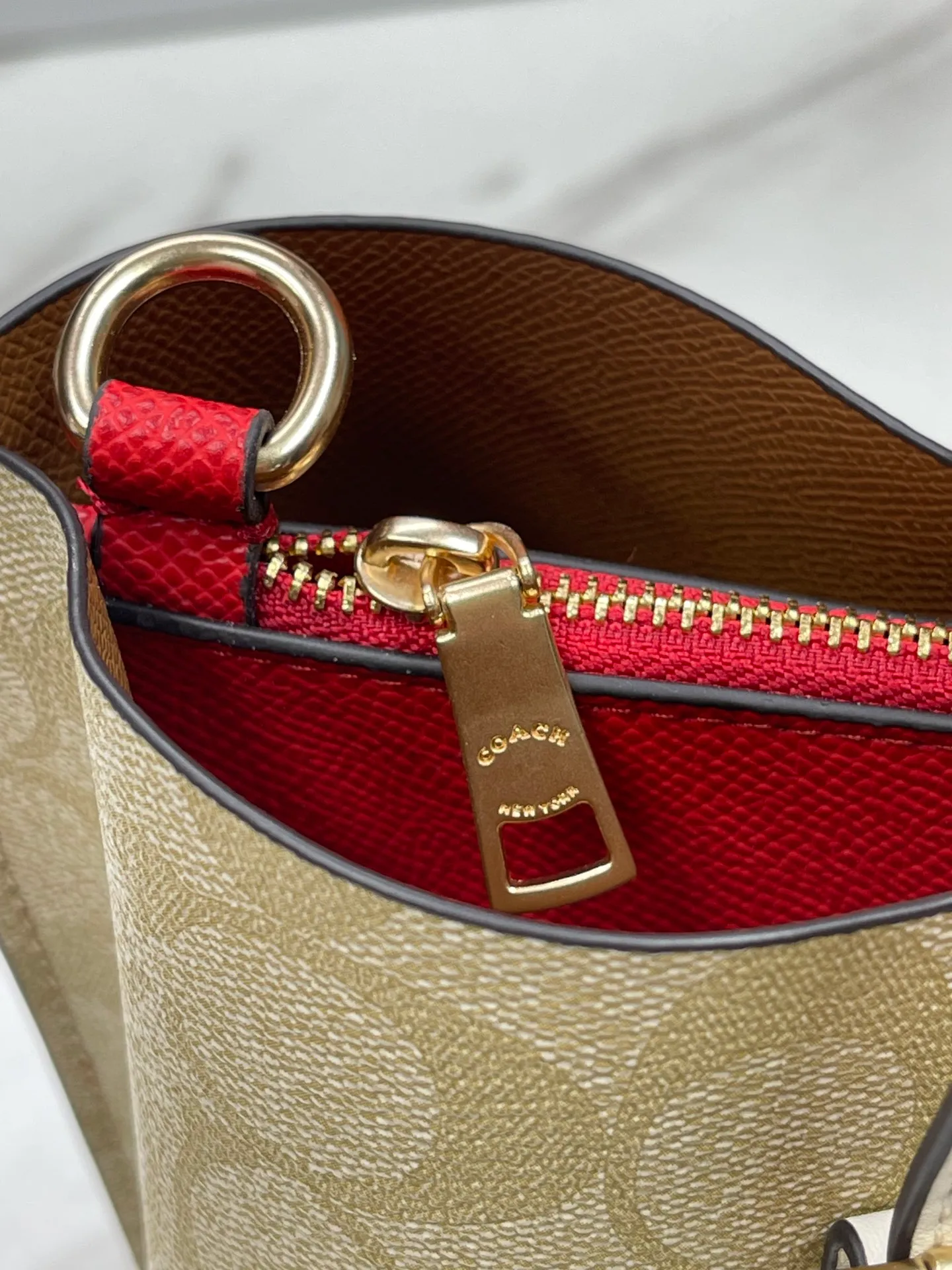 Top original order batch 400💰coach/Coach new model number: C4084 new [Mollie Tote 25] small size tote. But there is no shortage of compartments. The material is classic and durable. There are many ways to match it. It can be carried by hand, on the shoulder, or cross-body. Another popular style. Little sisters, get it now! New colors are being unlocked ~ Size: 25*19*11,
