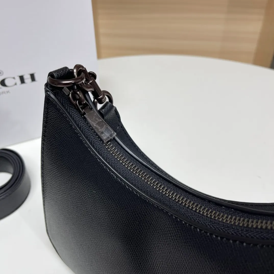 Top original order batch 460💰Coach/Coach new CJ842 May new HoboNEW Coach May NEe cool style Hobo's beautiful armpit bag is also equipped with three different styles of shoulder straps, whether you are a COOL girl or a hot girl, you can handle it. Size 22/18/6.5,