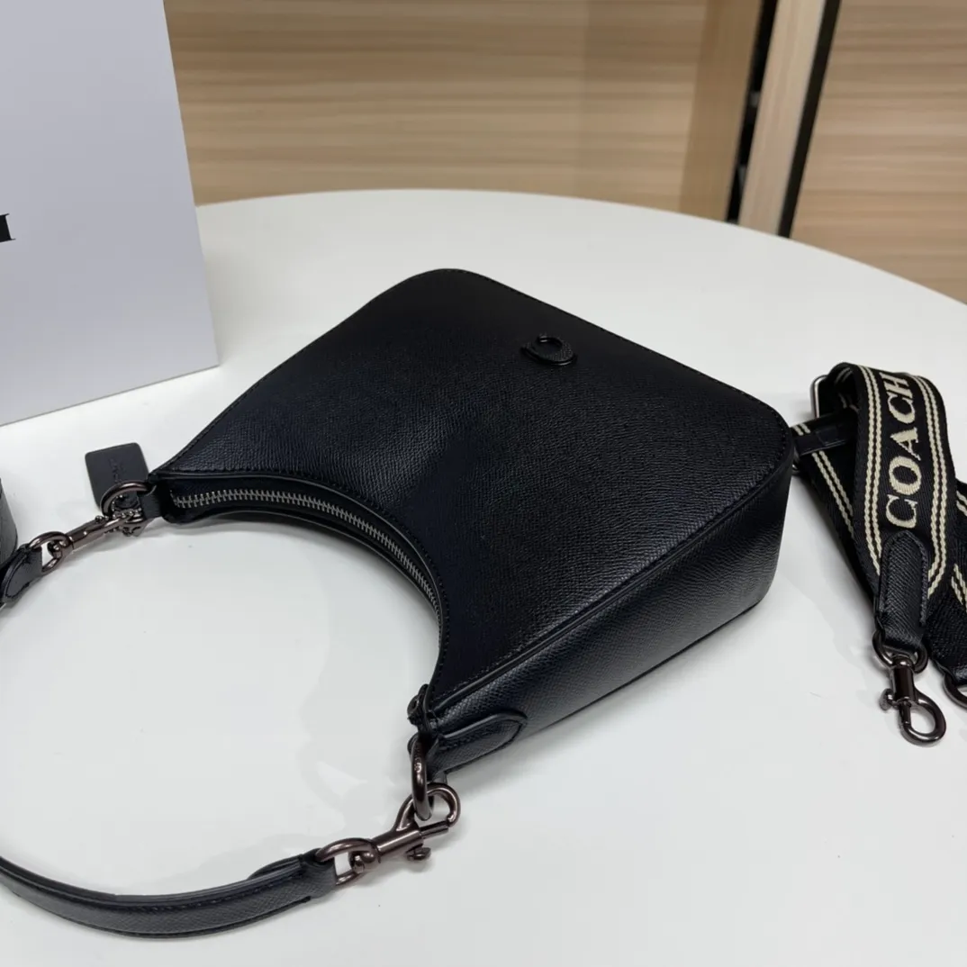 Top original order batch 460💰Coach/Coach new CJ842 May new HoboNEW Coach May NEe cool style Hobo's beautiful armpit bag is also equipped with three different styles of shoulder straps, whether you are a COOL girl or a hot girl, you can handle it. Size 22/18/6.5,