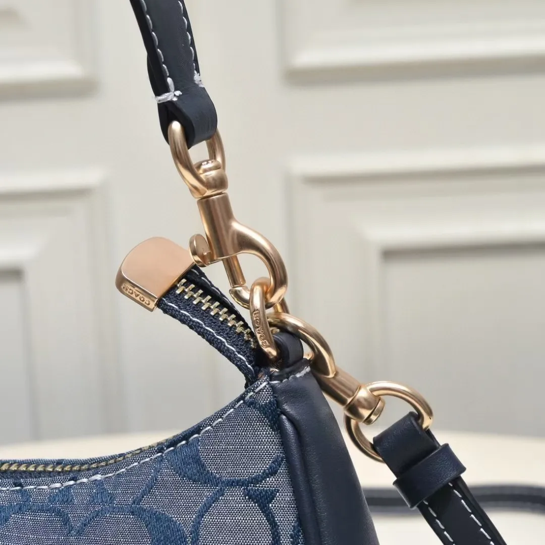 P260 [Top original order] New Coach shoulder crossbody bag CH139 Chambray series, the fashionable and elegant Teri armpit bag, versatile and casual, yet not outdated, can be worn cross-body under the arm, and very practical ~ Size: 24.5*15.5*7.5cm