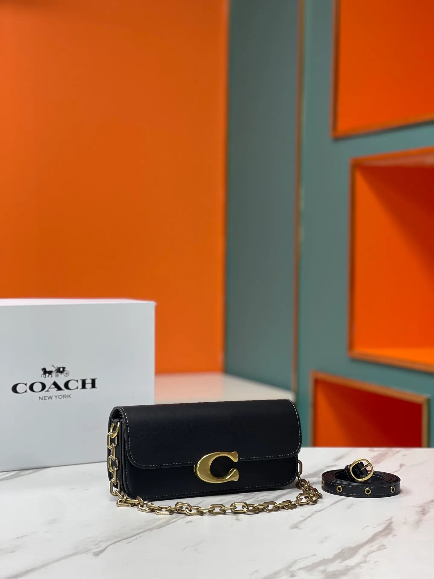 Batch 500💰💃Coach’s latest crossbody bag💐The shoulder strap design has a full score of 100. The leather detachable shoulder strap is also equipped with a retro old chain + leather shoulder strap. The large brand logoC is particularly obvious on the accordion-style sides. The material is lined with nappa sheepskin. The texture is very good! #coachNew #Chain Bag Model CP362. Size 24X10X7