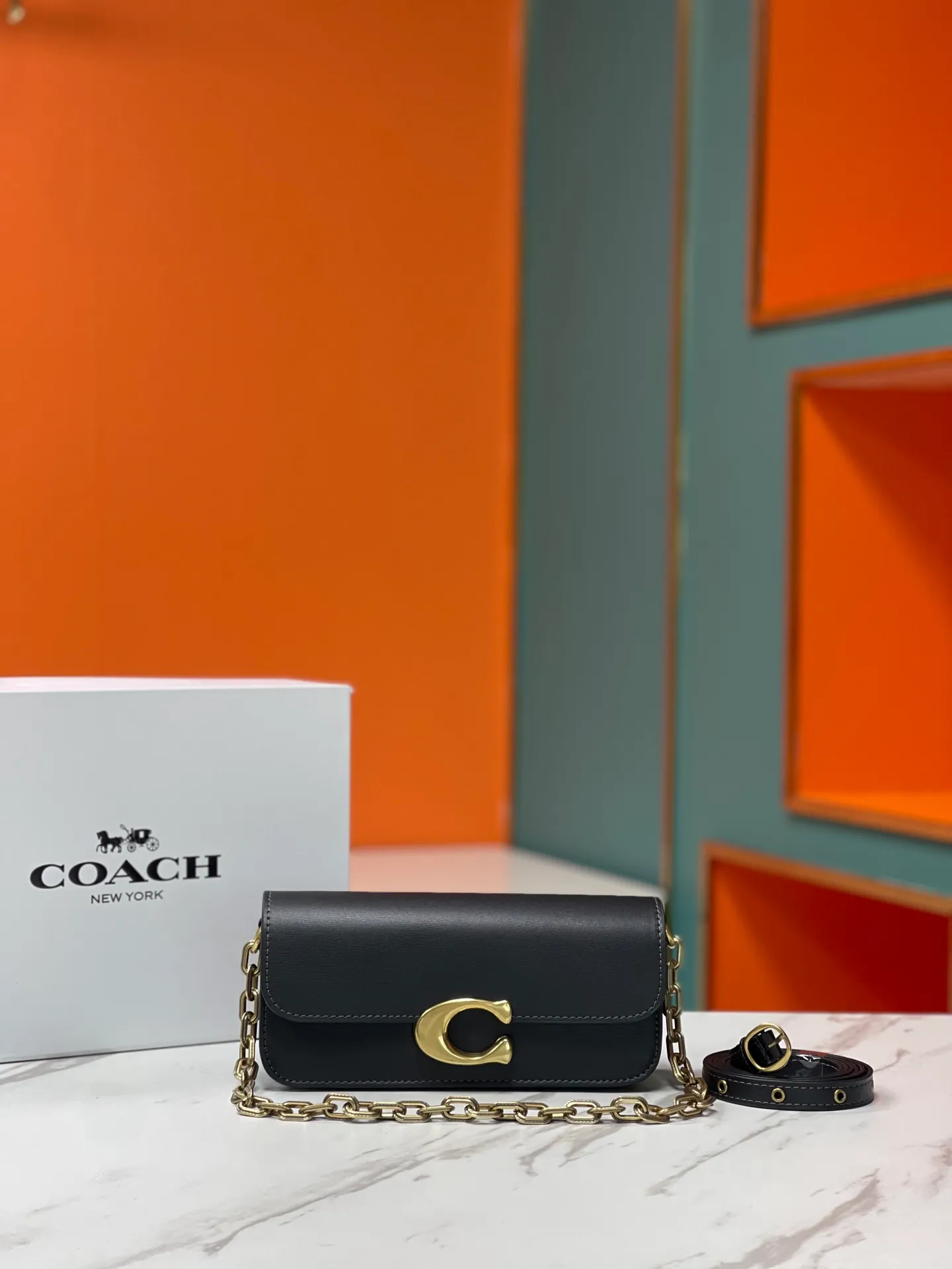 Batch 500💰💃Coach’s latest crossbody bag💐The shoulder strap design has a full score of 100. The leather detachable shoulder strap is also equipped with a retro old chain + leather shoulder strap. The large brand logoC is particularly obvious on the accordion-style sides. The material is lined with nappa sheepskin. The texture is very good! #coachNew #Chain Bag Model CP362. Size 24X10X7