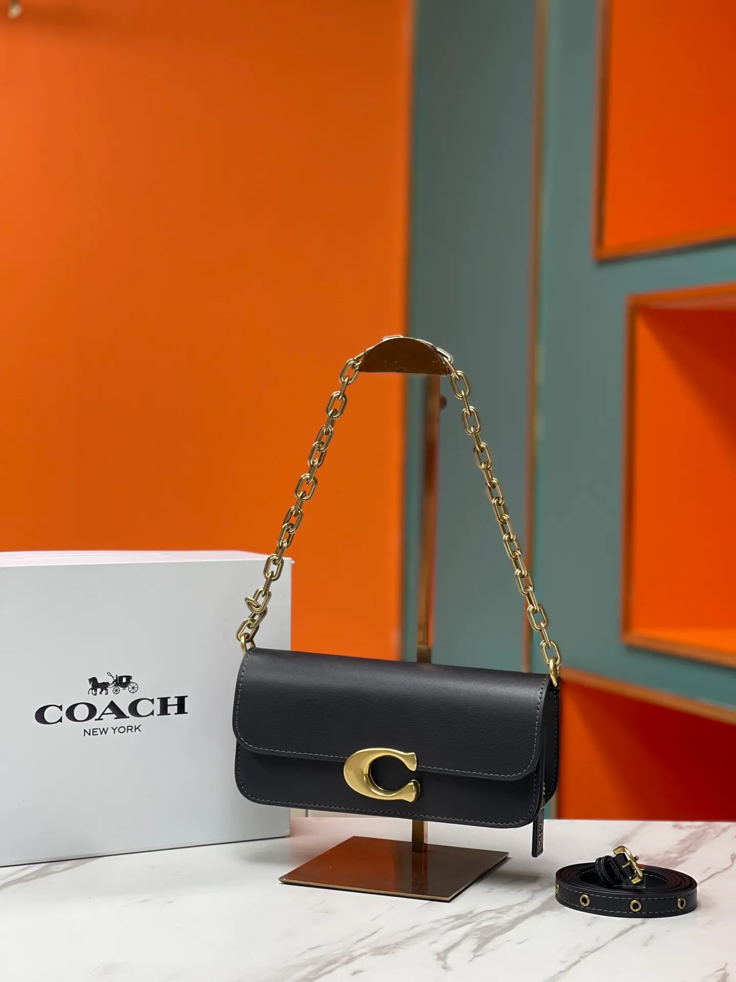 Batch 500💰💃Coach’s latest crossbody bag💐The shoulder strap design has a full score of 100. The leather detachable shoulder strap is also equipped with a retro old chain + leather shoulder strap. The large brand logoC is particularly obvious on the accordion-style sides. The material is lined with nappa sheepskin. The texture is very good! #coachNew #Chain Bag Model CP362. Size 24X10X7