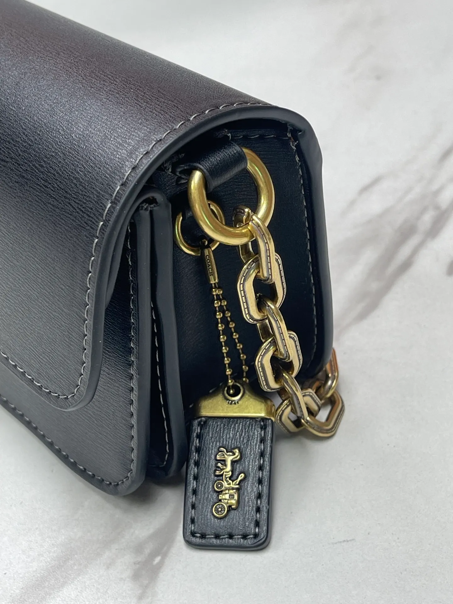Batch 500💰💃Coach’s latest crossbody bag💐The shoulder strap design has a full score of 100. The leather detachable shoulder strap is also equipped with a retro old chain + leather shoulder strap. The large brand logoC is particularly obvious on the accordion-style sides. The material is lined with nappa sheepskin. The texture is very good! #coachNew #Chain Bag Model CP362. Size 24X10X7