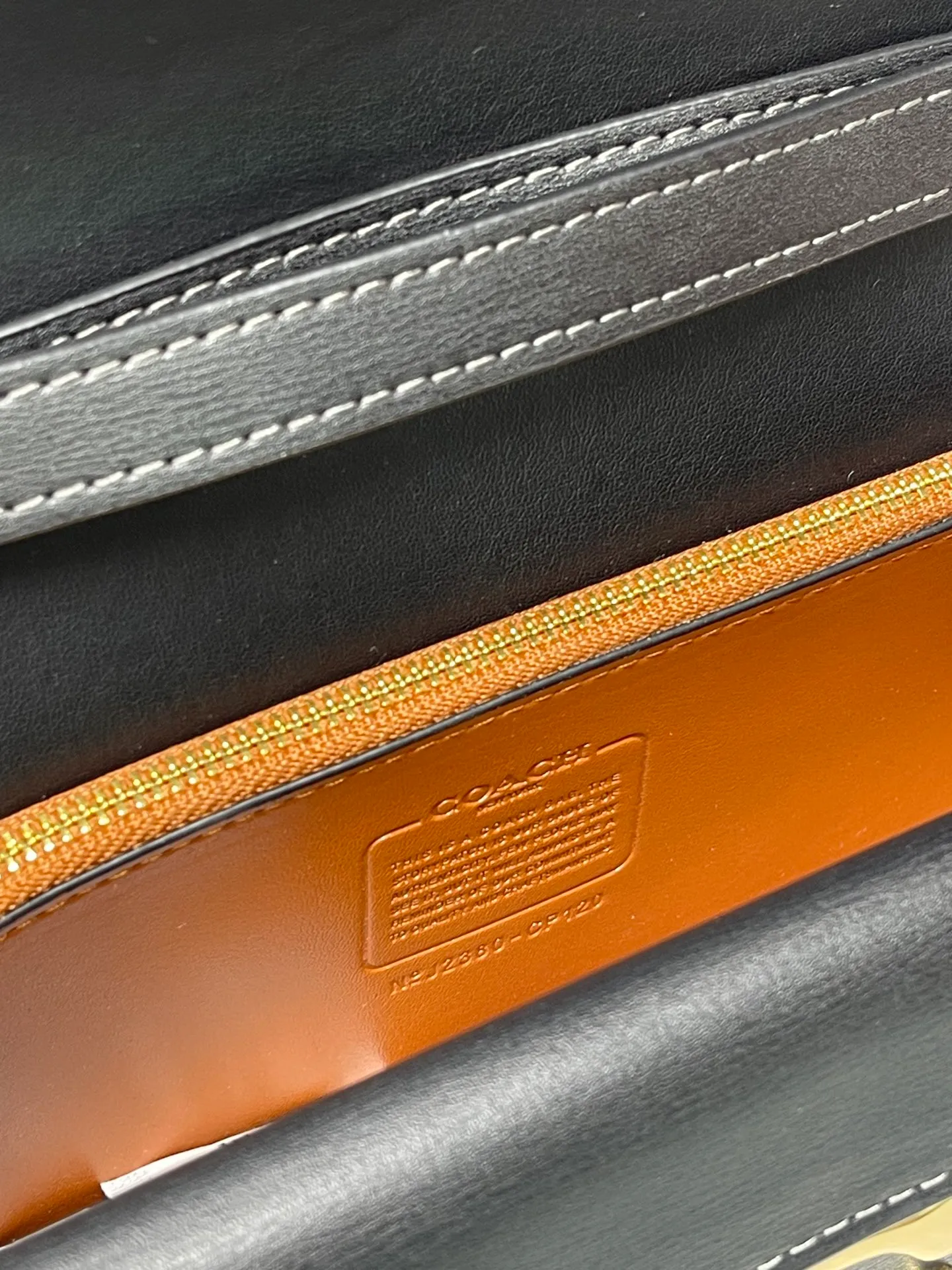 Batch 500💰💃Coach’s latest crossbody bag💐The shoulder strap design has a full score of 100. The leather detachable shoulder strap is also equipped with a retro old chain + leather shoulder strap. The large brand logoC is particularly obvious on the accordion-style sides. The material is lined with nappa sheepskin. The texture is very good! #coachNew #Chain Bag Model CP362. Size 24X10X7