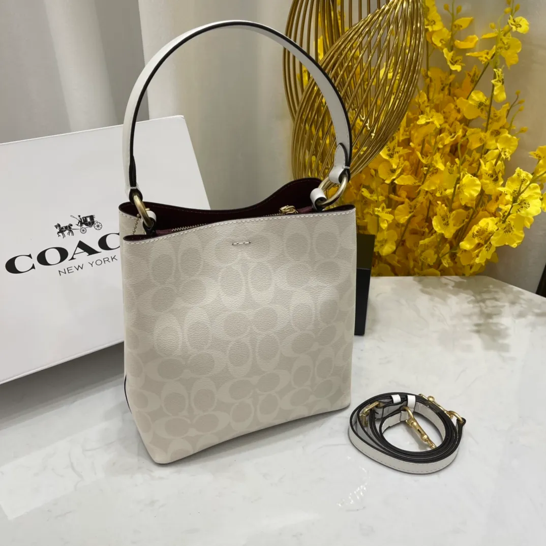 Top original order, batch 420💰 Coach/Coach new model, new carriage bucket with small logo, simple and not fancy, versatile and beautiful, large storage capacity, hot model🔥, new model synchronized at the counter, sandwich zipper bag, imported first-layer cowhide, exquisite handwork, size 22X22X10, model 2312🌸