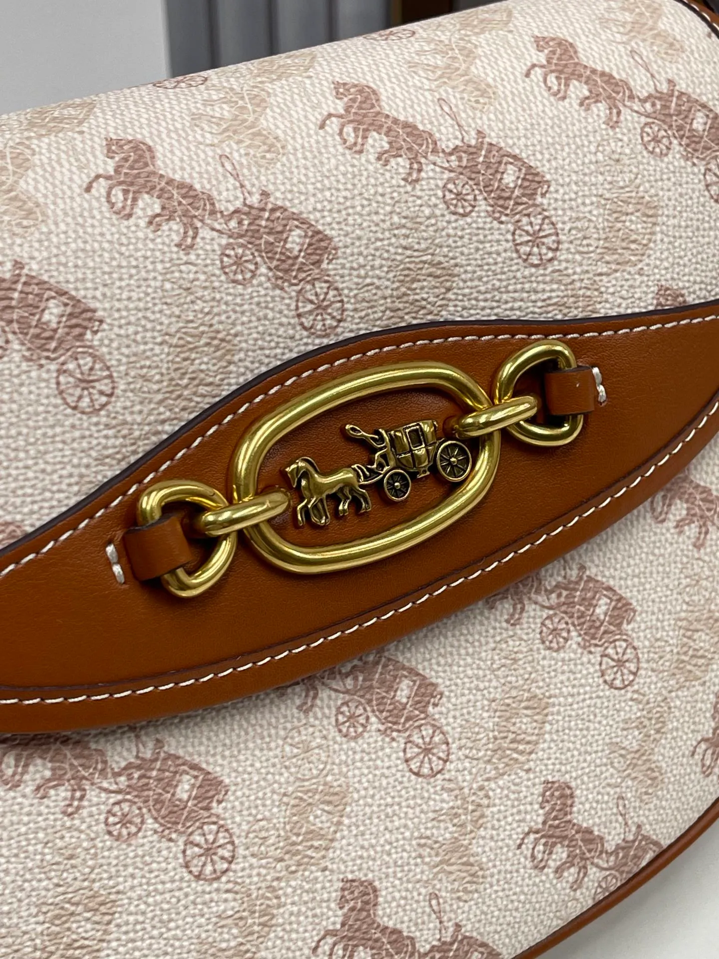 Batch 440💰 Coach’s new counter synchronization model CR512 HARLER shoulder crossbody bag saddle bag, minimalist and casual, casual and versatile item ~ 22x17.5x6cm