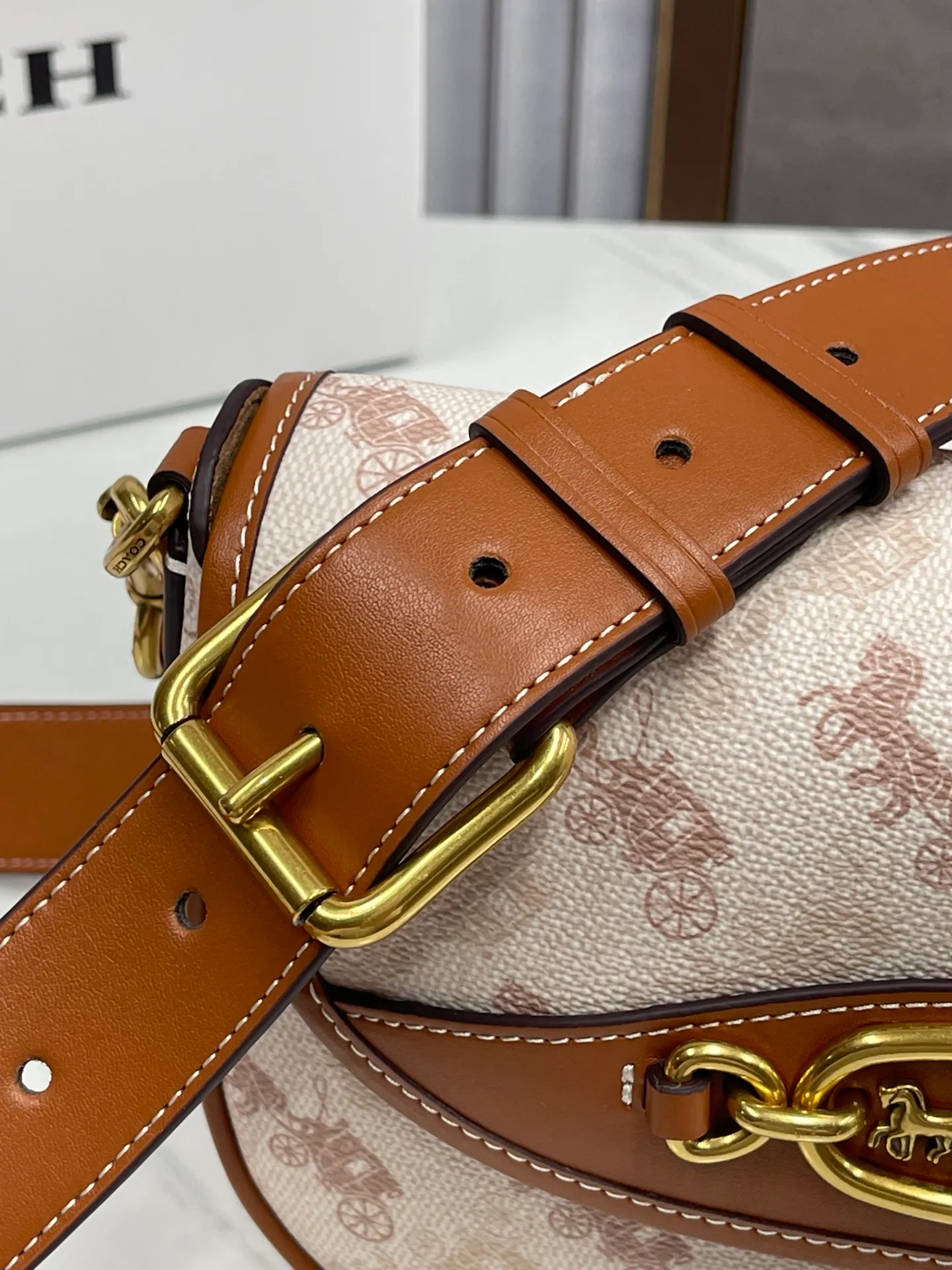 Batch 440💰 Coach’s new counter synchronization model CR512 HARLER shoulder crossbody bag saddle bag, minimalist and casual, casual and versatile item ~ 22x17.5x6cm