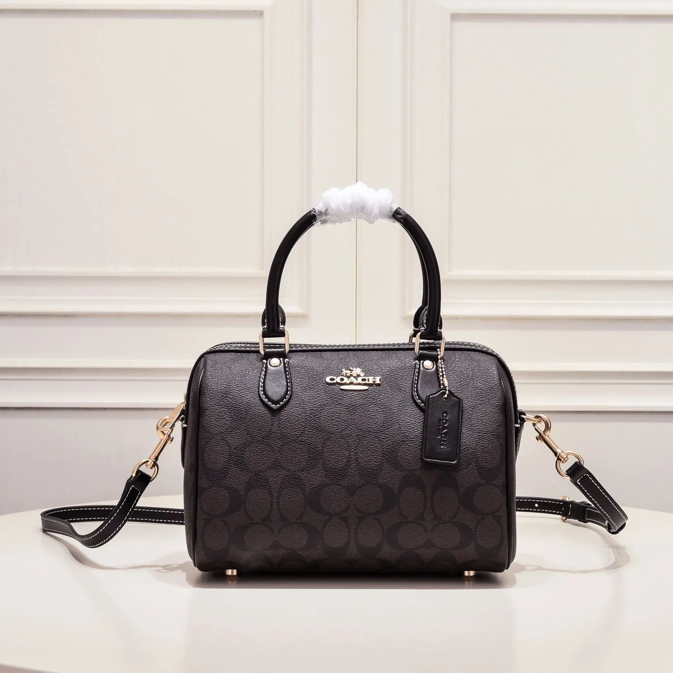P380 [Top original order] Coach’s new Rowan Boston Large CH280 This year’s new colors are really eye-catching, and every color is very versatile! The newly upgraded best-selling pillow bag zipper returns to the back again, showing an overall high-end look. It can be carried on the shoulder or cross-body, and the bag has enough space to accommodate daily items. It is easy to carry, looks good and is easy to use! Size: 25*15*12cm
