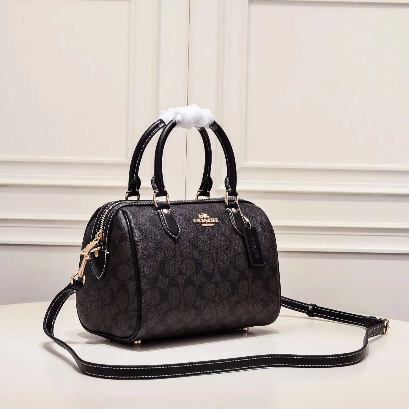 P380 [Top original order] Coach’s new Rowan Boston Large CH280 This year’s new colors are really eye-catching, and every color is very versatile! The newly upgraded best-selling pillow bag zipper returns to the back again, showing an overall high-end look. It can be carried on the shoulder or cross-body, and the bag has enough space to accommodate daily items. It is easy to carry, looks good and is easy to use! Size: 25*15*12cm