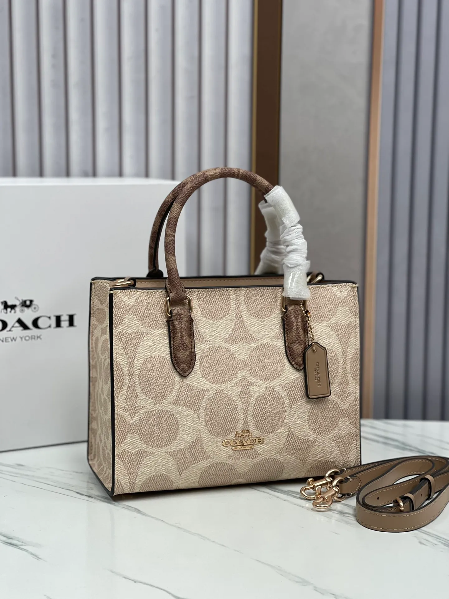P440¥🔥coach Maggie tote Coach's new CY677 CY676 tote bag - all sizes are available with logo and presbyopia - also available in classic solid colors, perfect for autumn and winter matching. Small size: 24.5✖️12✖️9 The small size is more suitable for sisters who like to carry it hand-held.