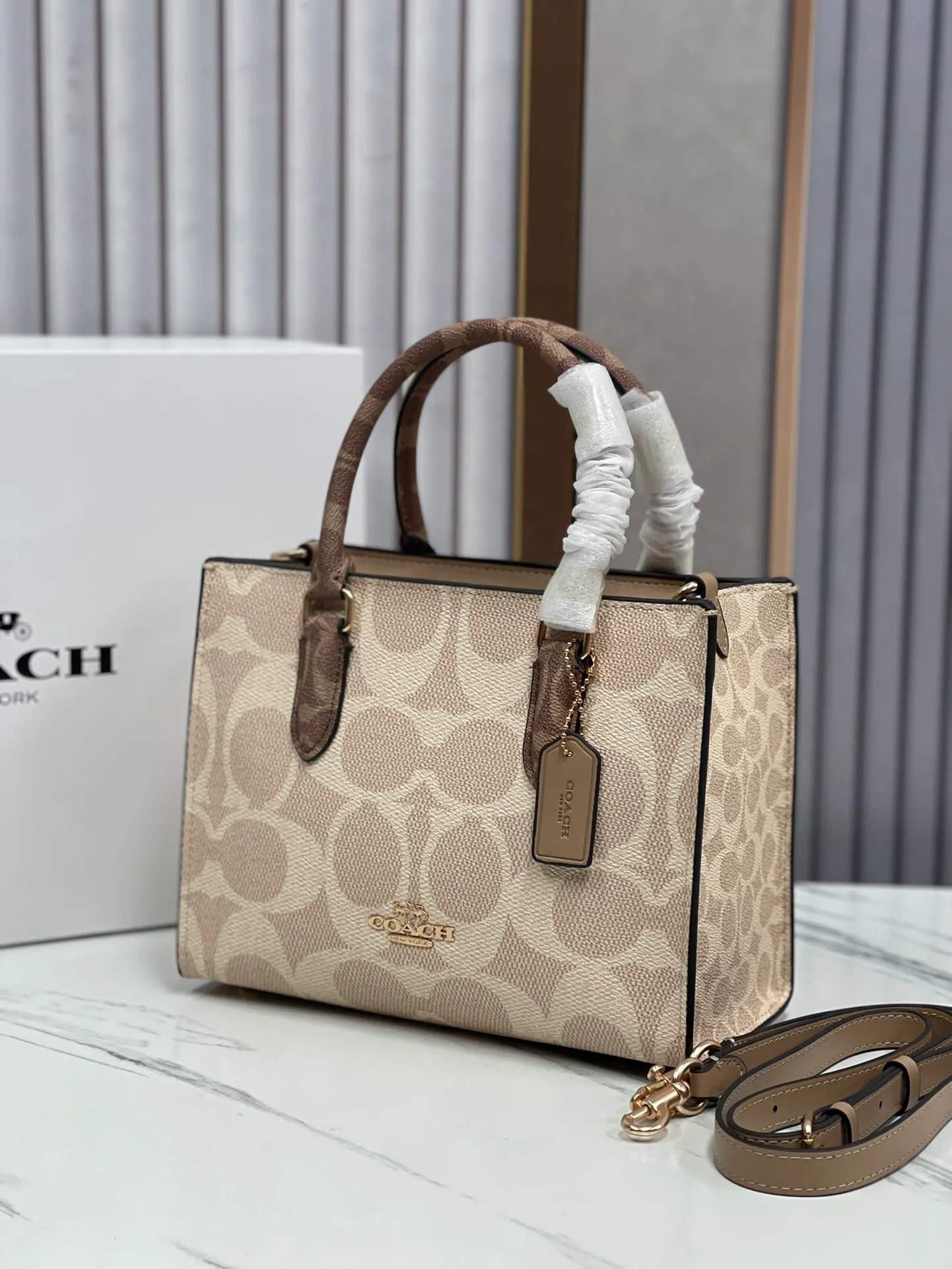 P440¥🔥coach Maggie tote Coach's new CY677 CY676 tote bag - all sizes are available with logo and presbyopia - also available in classic solid colors, perfect for autumn and winter matching. Small size: 24.5✖️12✖️9 The small size is more suitable for sisters who like to carry it hand-held.